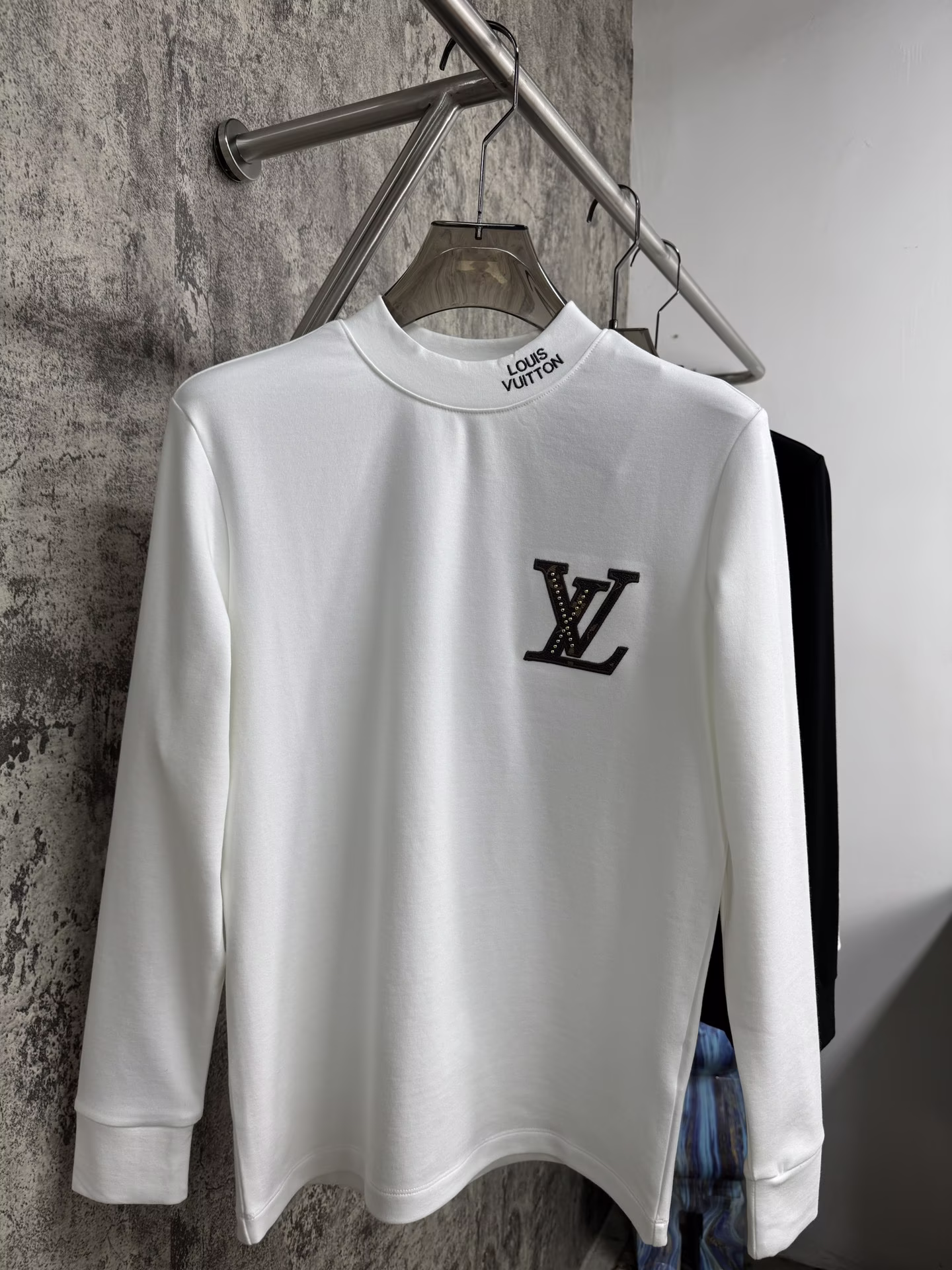 p480 LV 2024SS秋冬 男士半高领加厚加绒长袖打底衫 柜台同步发售高精细的奢华品质,轻奢感超强.全新领圈点缀色织元素拥有最新的时尚气质及将魅力韵味.针织棉面料,经由立体菱格压架工艺而成能将穿着感表现的淋漓尽致.手感质感舒适,细节感和柔触感更是无敌.徽章无需刻意去解释.器械针点原始刺绣工艺的杰作,饱满立体!凹凸造型彰显美感,凛然一新的体验.颜色：白色/黑色尺码：S/M/L/XL/2XLS肩宽42胸围100衣长64袖长63-高仿包包