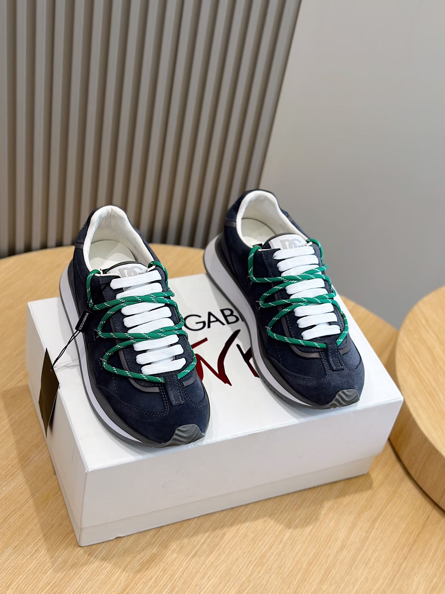 Dolce Gabbana DG Runner suede sneakersNew DG Runner suede sneakers with ultra-lightweight upper embellished with calfskin detailsDry modern shoesDouble laces for characterDGRunner suede sneakers: micro-injection molded Dolce&Gabbana logoFlat lace-up heel with column lace-up - DG logo Tongue-tagged calf leather insoleRubber insole with logoSize:39-44 (38.45 customized)P800-High-fashion factory