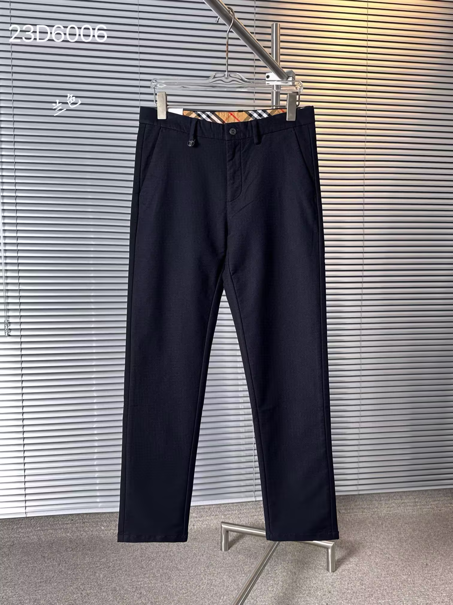 P520 Burberry博柏利 24FW秋冬厚款直筒男士休闲裤#此款定制面料高品质匹马棉具有条纹与丝绒的质感手感柔软舒适包容不同体型！版型宽松有型修饰拉长腿型不紧绷不束缚！绝对是集潮流元素与深刻内涵于一身的品质爆款同时也在专柜主打柔软舒适 时尚百搭必备爆款！
颜色 黑色 卡其色 藏蓝色 牛油果绿
尺码：31-40有35-高仿包包
