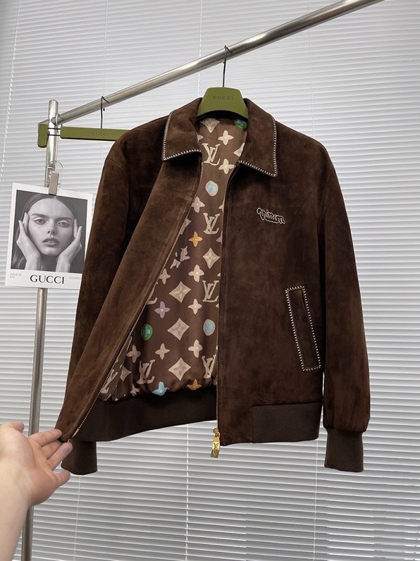 Leather jacket-P3600💤The most~⚠️The lining is the original 1:1 Tom Hardy dog LV silly and cute French bulldog pattern⚠️LV. X Tyler co-branded 25SS early spring menswear. The cute dogs released 45 styles in the form of Lookbook. The theme of 25SS early spring menswear revolves around pet dogs. Silly and cute French bulldog pattern jacket🦴Dog bones and dog-shaped handbags, dog paw pendants and trianer sneakers, dog paws and dog-shaped tags, and LV scarves worn by dogs·etc·Super cool! 25 Early Spring Catwalk Style 🇳🇿New Zealand imported mixed sheepskin suede genuine leather jacket black/brown imported mixed sheepskin suede This kind of suede leather is very rare in the leather making process. The finished product rate is less than 15%. If it is not a real hard goods color, I believe you will not repurchase leather jackets and jackets. You must always have a few pieces to wear, especially in autumn. Its turnover rate is higher than all other clothes. Especially this year's new product uses the style that has been popular in recent years. It is improved on this basis and retains the fashion sense while giving people a refreshing feeling~ The threaded high-end customization of the collar, hem and cuffs makes the whole garment particularly stylish. If you want a high-end hard goods leather jacket to show unique quality/taste, you must accept this one! ! Color: black and brown Size: 48-56 All sizes are available! -High imitation bags