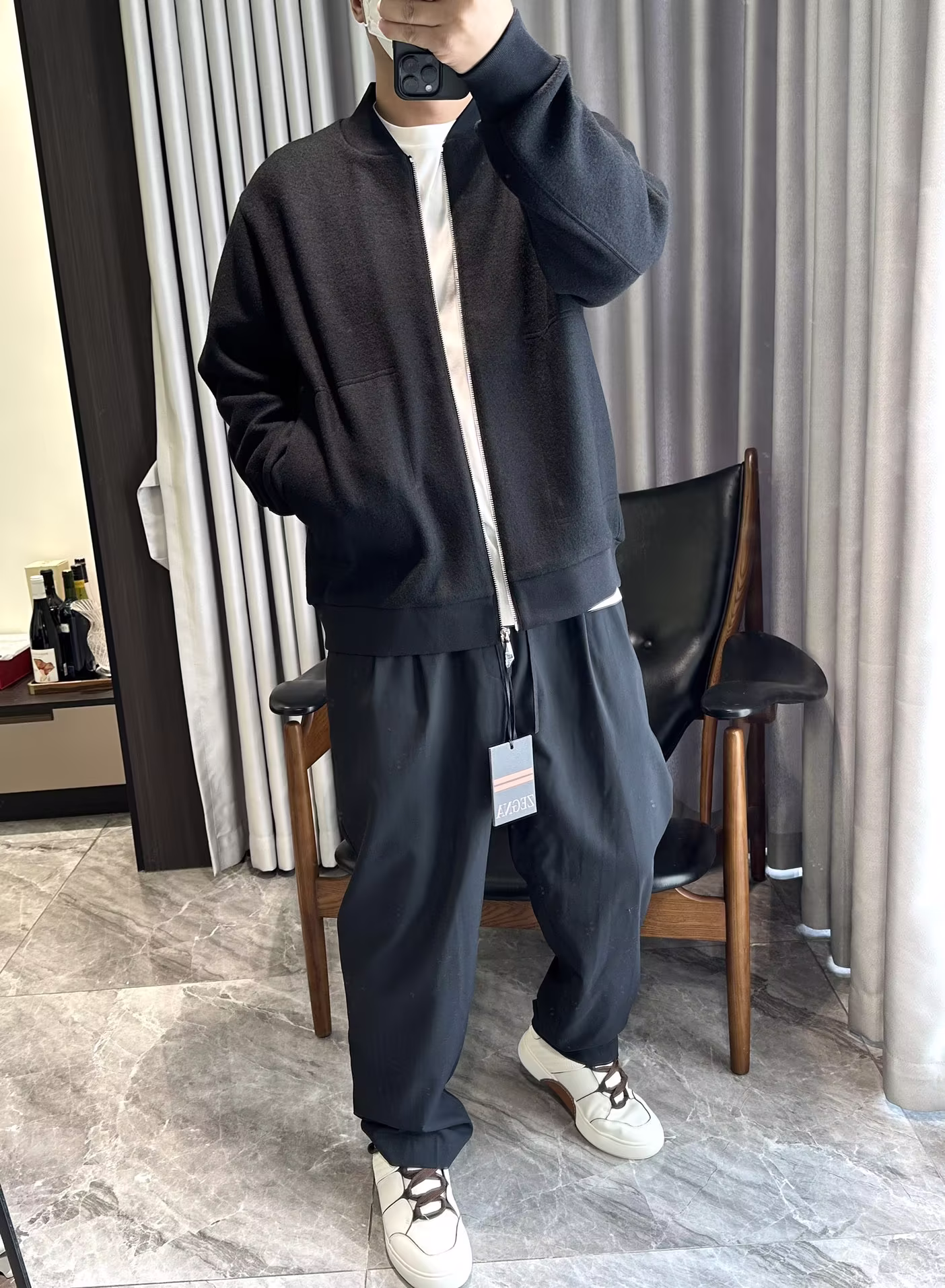 P1010杰尼亚zegna 2024秋冬 柜在售 商务休闲 经典款棒球领休闲外套 经典棒球领夹克 极简的设计注重面料与版型 五金辅料全品相订单 合体的剪裁 缝合处采用四针六线拱针走线 让整体有几个线条感 两侧插袋 合体的剪裁 上身感干净利落显精神 有内衬 面料采用 强缩羊毛材质 比一般羊毛有肌理感 上身很显质感 整体舒适透气 保暖的同时 凸显品质感 全品相订单 
颜色黑色 
码数S～XXL试穿172-148穿M合适-高仿包包