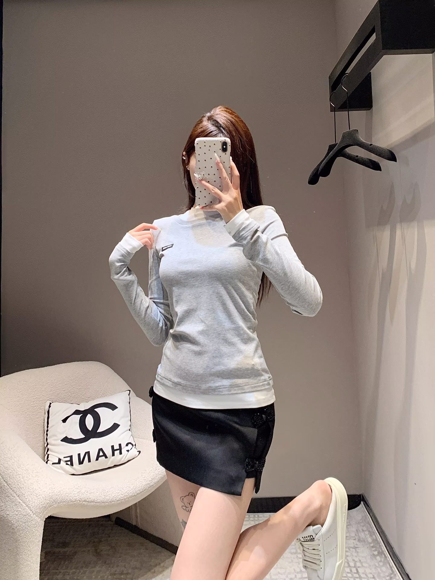 💰P300 Miumiu 24AW秋冬新款 字母徽标假两件长袖T恤 全棉面料舒适亲肤鲜明的标志性Miu徽标俏皮可爱引人注目双针下摆简约设计各种身材轻松驾驭内穿还是外搭都可以轻松驾驭！修身版型 做工品质看细节现货发售S/M/L-高仿包包