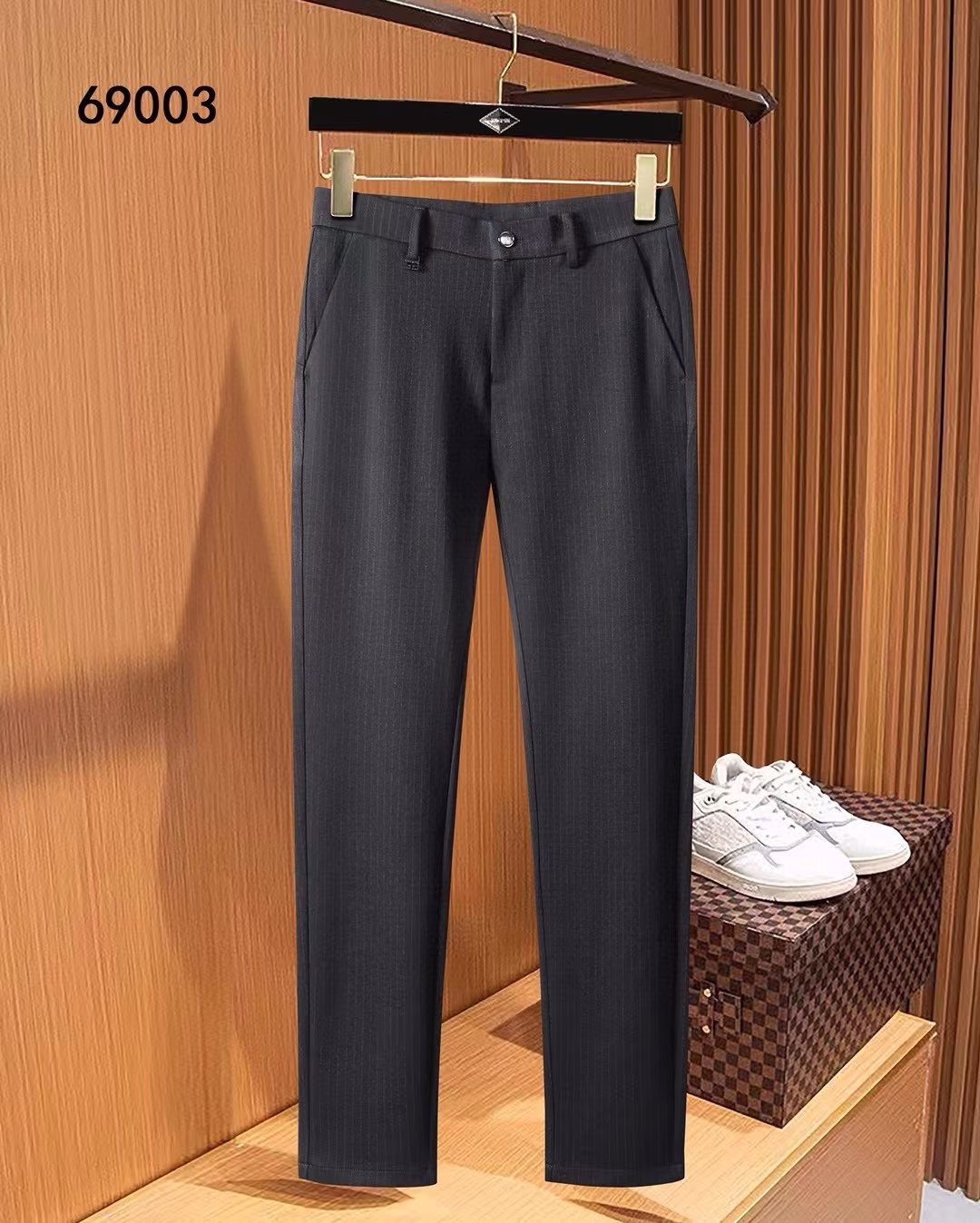 P480 GIV Givenchy 2024 fall and winter Asia counter series latest models! High-end custom Slim partial small leg casual pants suit pants custom hardware accessories daily business fashion leisure are fully applicable to the paragraph on the body effect is super positive three-dimensional Slim hip leg lines are fully highlighted containing Tencel special cotton fabrics! Belong to the type of color woven cotton! The texture is tight and delicate on the body is very comfortable and stylish and extremely wearable versatile very worth getting! Old customers must receive recommended! Size: 29-38 thick legs recommended to take a larger size-high replica bags!
