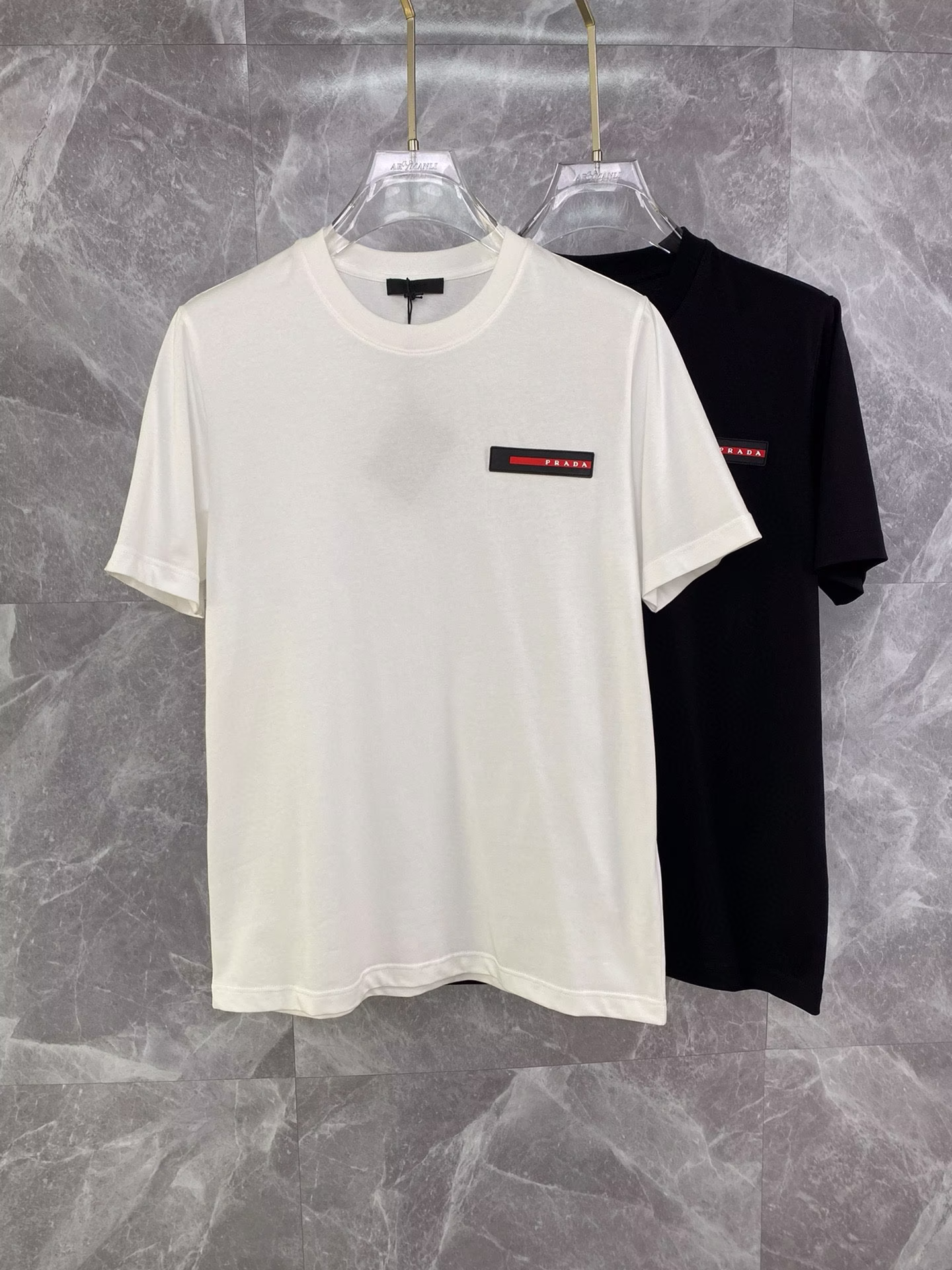 P440 Prada普拉达 2024ss夏装新品 最新系列图案logo短袖T恤 必须人手一件的节奏！进口顶极精梳棉面料极为亲肤舒适 摸上去非常的细腻质感很好完美体现立体感 符合品牌一贯设计风格整体非常不错的一款内搭单穿都完全没问题 尺码 S-XL 出货 178 140斤穿M 最大穿185斤-高仿包包