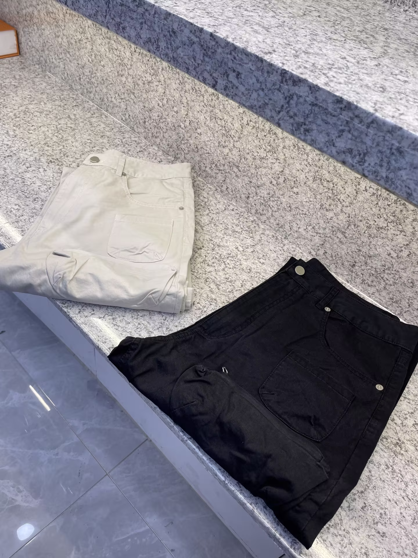 P670DST迪桑特秋冬新款工装裤🔥工装裤两侧拉链多口袋设计👖凸显时尚经典时尚承载创新精神已然成为潮流范的代名词 定制原版面料🔈舒适顺滑 简单百搭设计👍
尺码：S M L XL-高仿包包