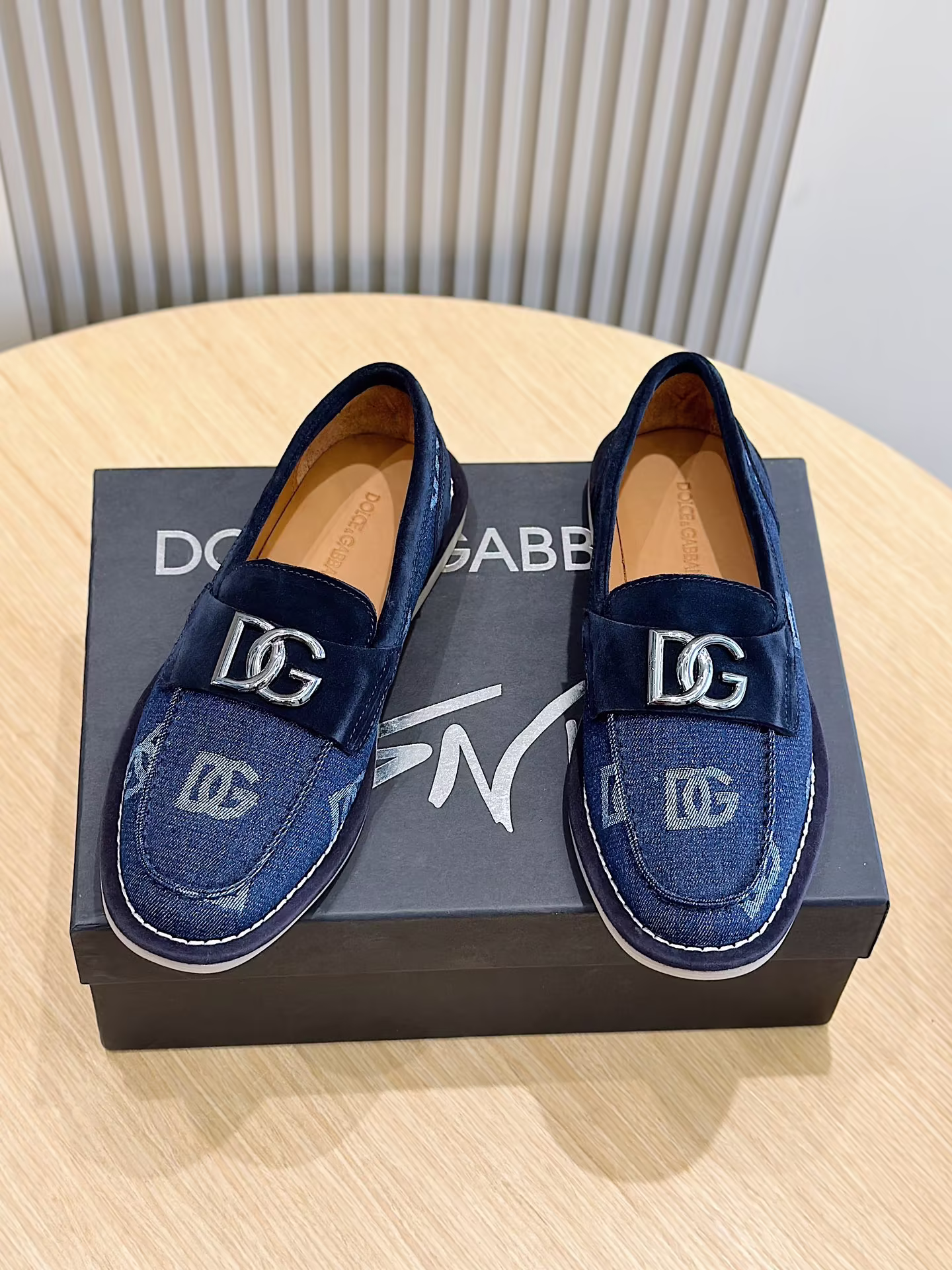 Dolce&Gabbana Suede Moccasin ShoesNew New Florio Collection Soft Suede Moccasin ShoesStyleClassic fashion embellished with personalized DG logoDG Logo Suede Moccasin ShoesImported Cowhide Cowhide leather lining Calfskin insole Logo Rubber outsoleSize:39-44 (38.45 to order)P840-high-fashion factory