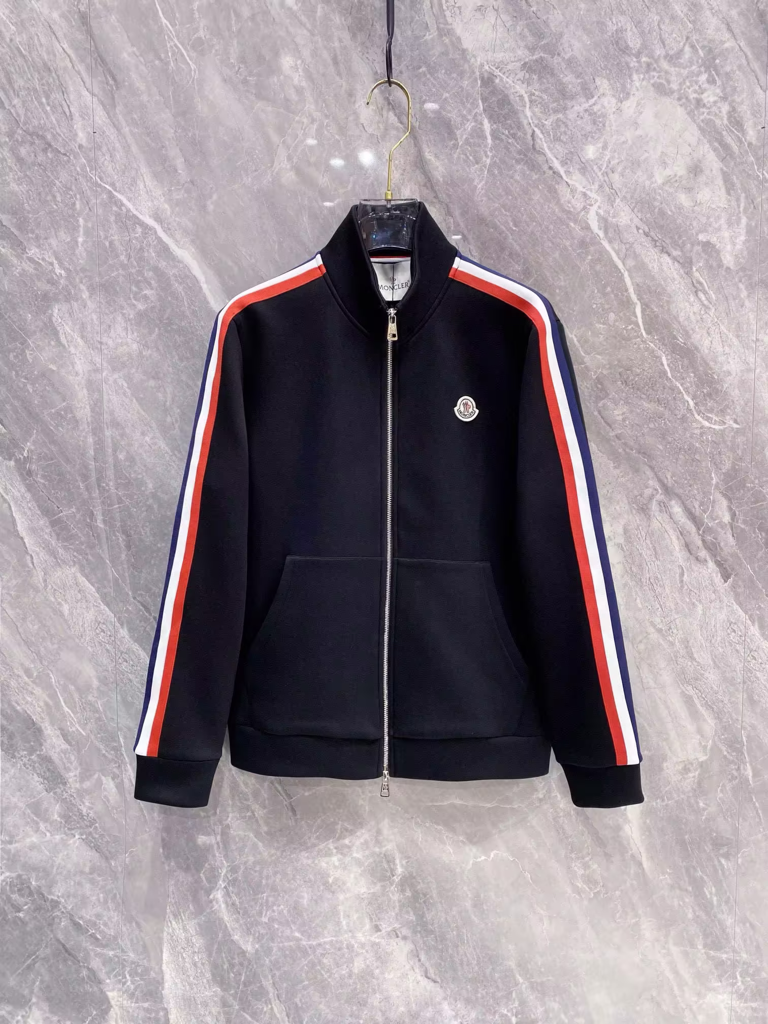 P740 Moncler蒙口 2024ss早秋最新款休闲夹克外套 高端品质
版型面料五金都是专柜1:1定制
面料是用的100%纯棉面料
logo采用品牌经典三角标装饰
时髦高端大气
身上帅气有型一点不拘束、采用优质进口纯棉材质上身超级舒适！搭配经典抽绳点缀整件超级酷炫上档次！上身不厚重尽显时尚个性气息！🌽
颜色:黑色  白色
码数:M-XXXL-高仿包包
