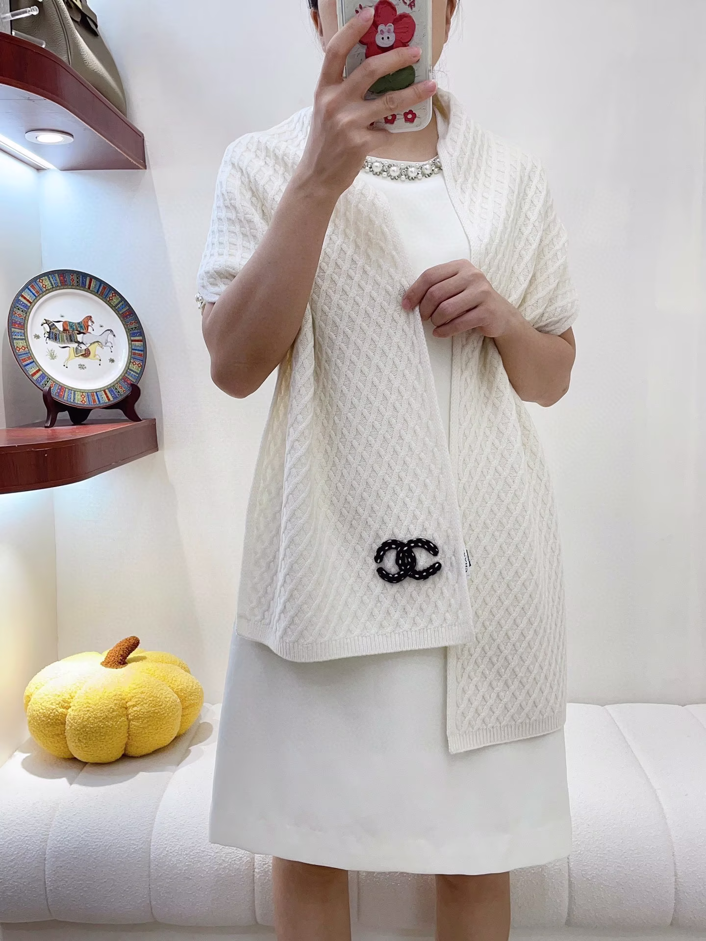 p310✨✨ ▪Chanel · 香奈儿难得一见的针织单品温柔配色超级迷恋❗️气质低调恬静又不失优雅❗️重点推荐❗️一秒心动啊！！！高级奢华！永恒！不是那种过眼云烟的款式！！！最大化提升的衣品！Chanel今年新出的配色针织羊绒围巾太好看了会搭配的姐妹一定懂这样的设计在秋冬季穿搭上很能提升造型气场❗️无可挑剔无论完美身材气质这种设计是快速也是最大化提升衣品的利器❗️size：32*170cm100%顶级羊绒❗️-高仿包包