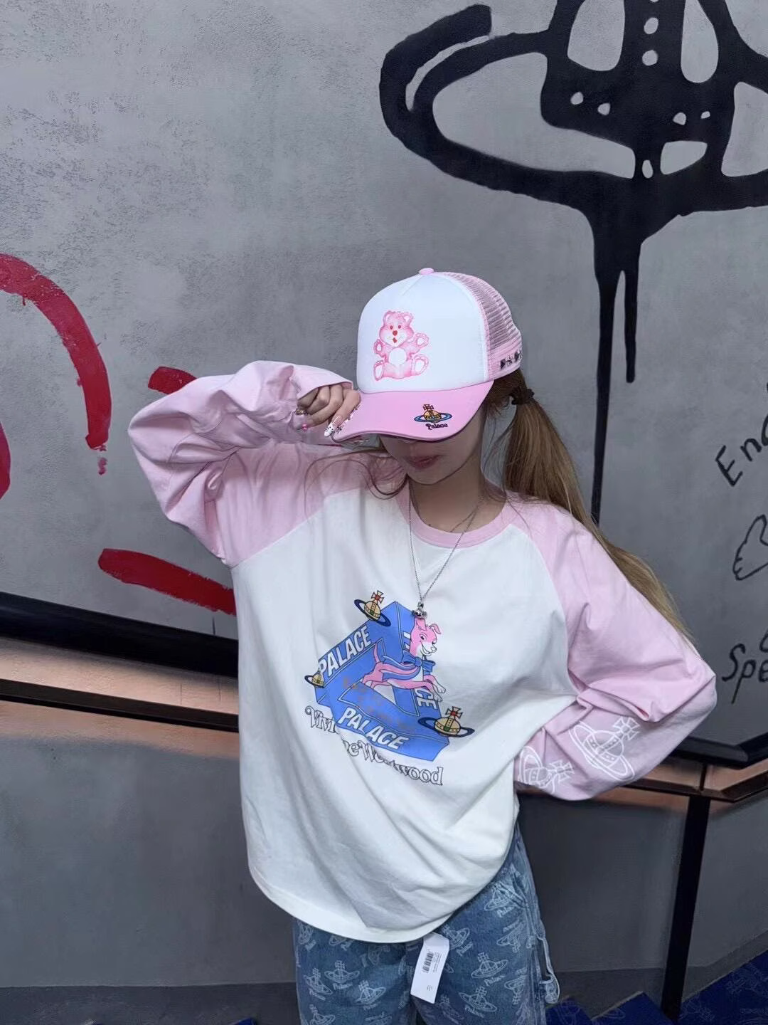 💰P320 vivienne westwood×palace 24Fw早秋联名系列新款 美式复古插肩长袖T恤 简直就是潮人必备出街拍照非常出片的一款长袖T！时髦感十足！整件细节印花精致感满满 经典又耐看让人一看就想拥有🌸凹起造型来妥妥的好看😉经典的小圆领设计简洁好穿 走在街上吸睛度满分！青春又活力的感觉😎宽松版型完全不挑身材！自带显瘦属性！时髦精们BI入好吧！！现货发售SML-高仿包包