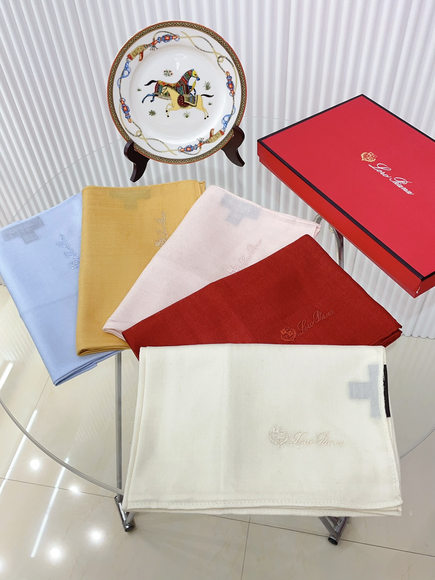 图片[1]-p330✨✨ Loro Piana羊绒细腻质感高级有品味高级有调性包容各种身材和气质秋冬必备！！！！肉眼可见的好品质好款式喜欢这种稳稳的时髦感和高级感上身有着一种孤傲的气质自由的感觉进口羊绒纱线质感超级好！！！无敌软软糯糯感！绝对是一条审美不过时的单品！！！尺寸规格：70cm*180cm 纯羊绒长巾！五个色-高仿包包