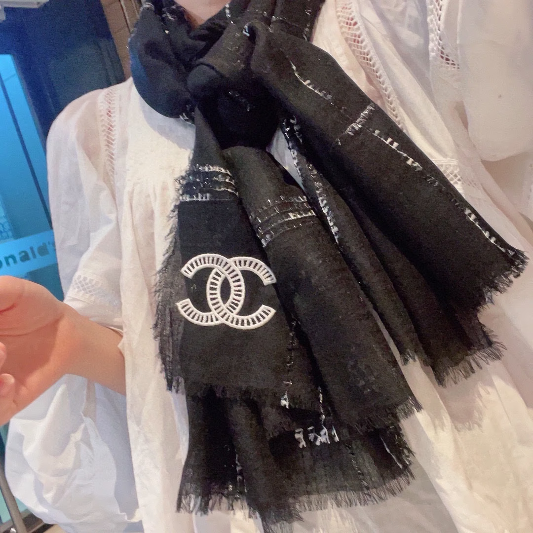 P280 最新款香奈儿来啦来啦无敌大爆款绝对是市面上最高版本手感超级柔软牙刷纱全部订纺[嘴唇][嘴唇]香粉必入CHANEL 香奈儿新款羊绒长巾真心美的让人非常非常心动  上身效果简直美翻了  品质非常完美👍 整个围巾给人大牌气场的同时又非常精致让整个人的层次提升好几个level💟绝对值得入手的新款💟精致女人名媛气质者上🌟轻薄的感觉非常舒适.夏天旅游空调房必须来条.冬天更美.手慢无🌟 尺寸：100*200材质：100%cashmere-高仿包包