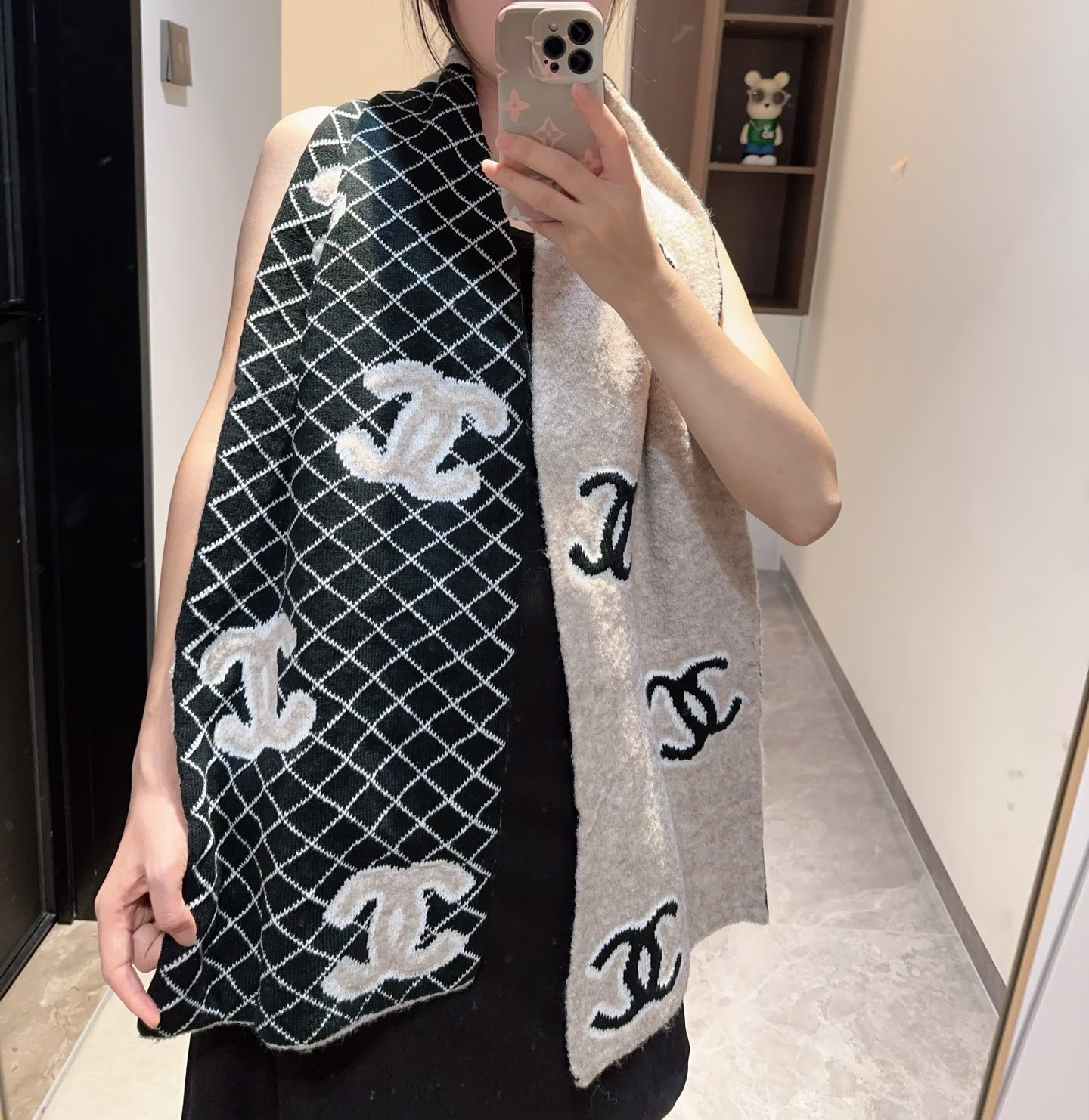 P220上新💃🏻💋👑👑香奈儿小香刺绣披肩💖💖美翻了[流泪]御用殿堂级极品新款专柜在售 进口纯羊绒时尚绣花针织毛线围巾披肩❗美丽至极 真的 上身极为衬肤色 百搭 好看不好看自己看吧 ‼围巾尺寸35✖️180cm100%精选纯羊绒送礼🎁首选佳品😍😘-高仿包包