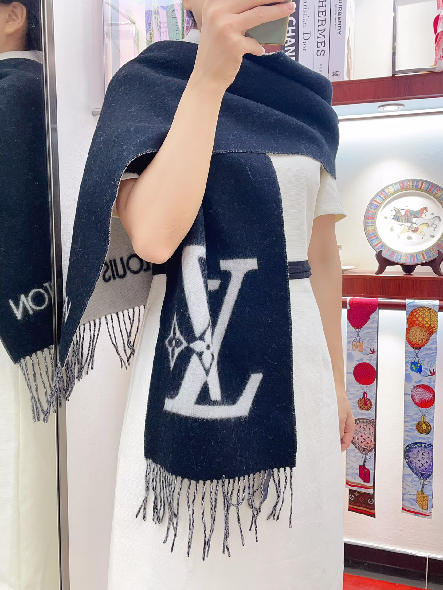 p200✨✨LV Smash 围巾以舒柔绵羊毛裁出宽幅尺寸令瞩目 LV 标识焕现新意撞色“路易威登”字样点亮素净双面设计为冬日保暖提供潮流之选尺寸210 x 30cm 羊绒款 手感超好-高仿包包