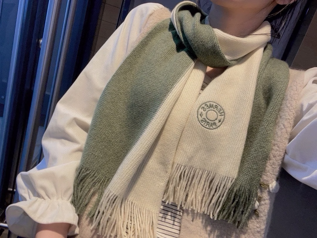 P420男女同款百分百纯羊绒 Hermes（爱马仕）同步专柜高端羊绒针织围巾！可正式可随意非常Classical的设计这款织法比较难又很费纱线工艺难度非常大！！！这样的男款围巾绝对是一条审美不过时的单品！随便围都会好看的羊绒围巾版型真是一绝！！太实用百搭了其实没有多余的设计怎么围都好看！有垂坠感温暖且非常显瘦！搭配正装或者搭配休闲装都很合适~对折挂围或者绕圈围都完全可以有温度的风度30✖️180-高仿包包