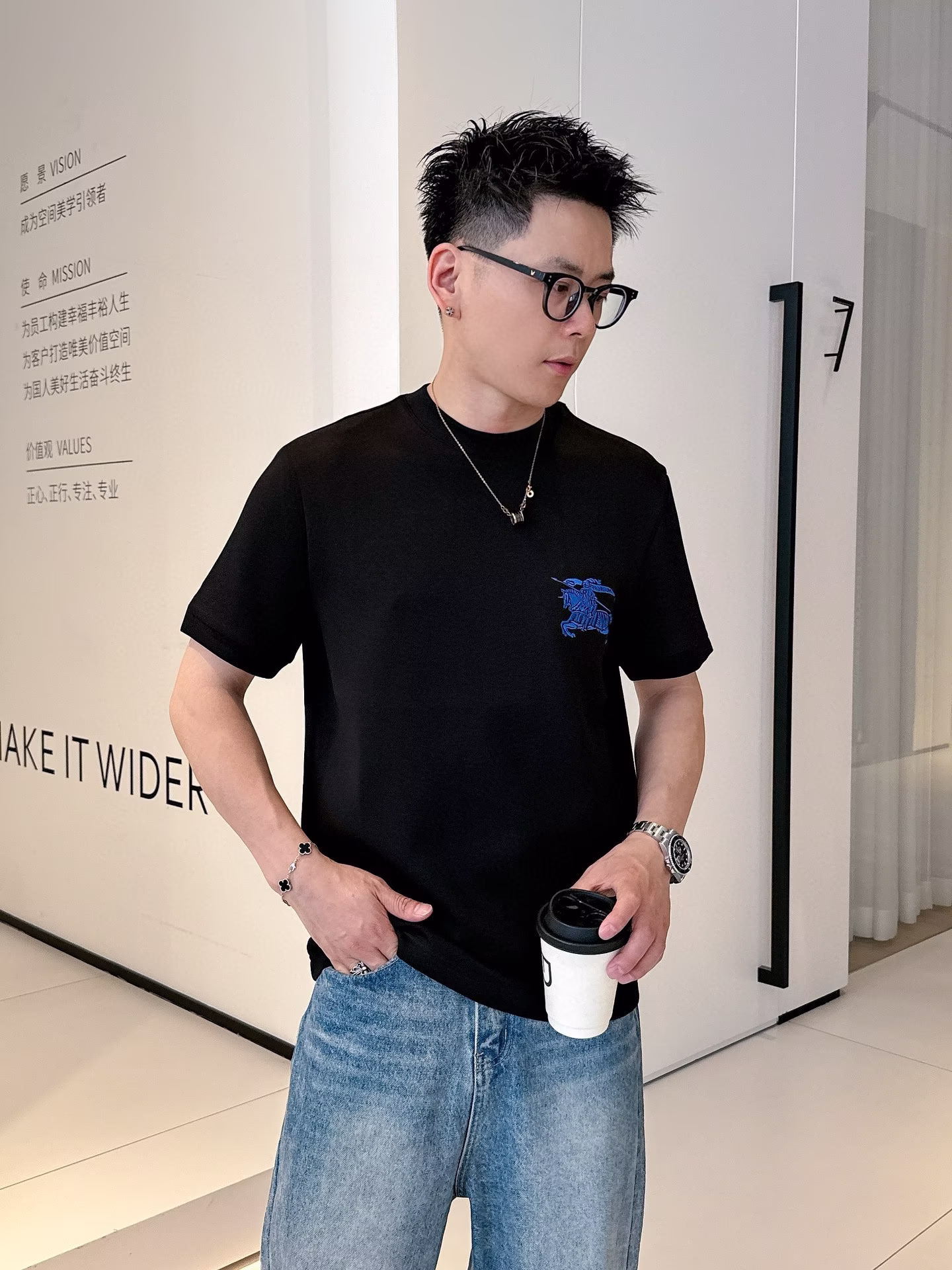 P500 Burberry博柏利 2024秋冬圆领刺绣短袖T恤打底衫 元素性的Logo徽章凸显休闲时尚魅力,依然独领时尚风骚.内搭好伴侣…
客供高支弹力针织棉面料,平整匀称的针织轻薄清爽,柔软舒适,透气性极佳.简洁而富有独特魅力.直裁版型更为适合搭配各种潮流时尚造型.
采用器械刺绣,细腻饱满的质感突显,为时尚运动休闲带来全新体验.
颜色：黑色 白色 
尺码： M L XL XXL 3XL
数据参考：
M码：肩宽45cm-胸围104cm-衣长66cm-袖长22.5cm
L码：肩宽46cm-胸围108cm-衣长67.5cm-袖长23cm
XL码：肩宽47cm-胸围112cm-衣长69cm-袖长23.5cm
2XL码：肩宽48cm-胸围116cm-衣长70.5cm-袖长24cm
3XL码：肩宽49cm-胸围120cm-衣长72cm-袖长24.5cm-高仿包包