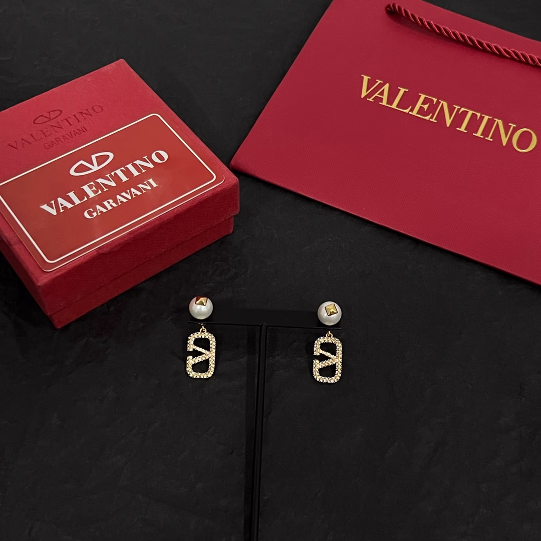 P170 Valentino Valentino earrings 💫 heavyweight new fire network to come Simple and generous fashion with a variety of-high imitation bags