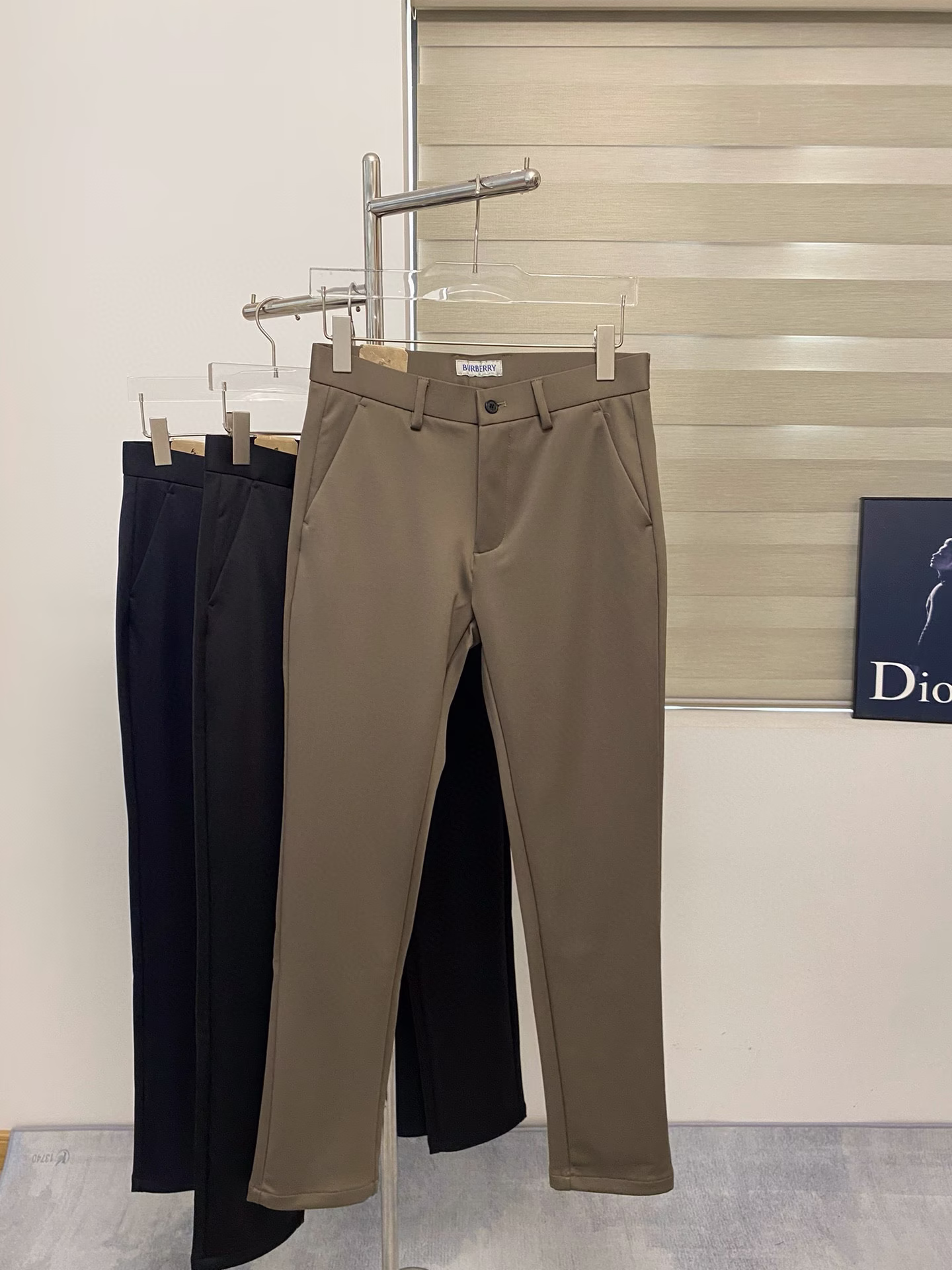 P480 Burberry 2024 fall and winter Asia counter collection of the latest models! High-end goods high-end custom-made Slim business casual pants suit pants original hardware daily business casual are fully applicable to the models on the body effect is super positive three-dimensional Slim hip leg line completely get to highlight the special cotton fabric containing Tencel! Belong to the type of color woven cotton! The texture is tight and delicate on the body is very comfortable and stylish and extremely wearable versatile very worth getting! Old customers must receive recommended! Size: 29-40-high replica handbags