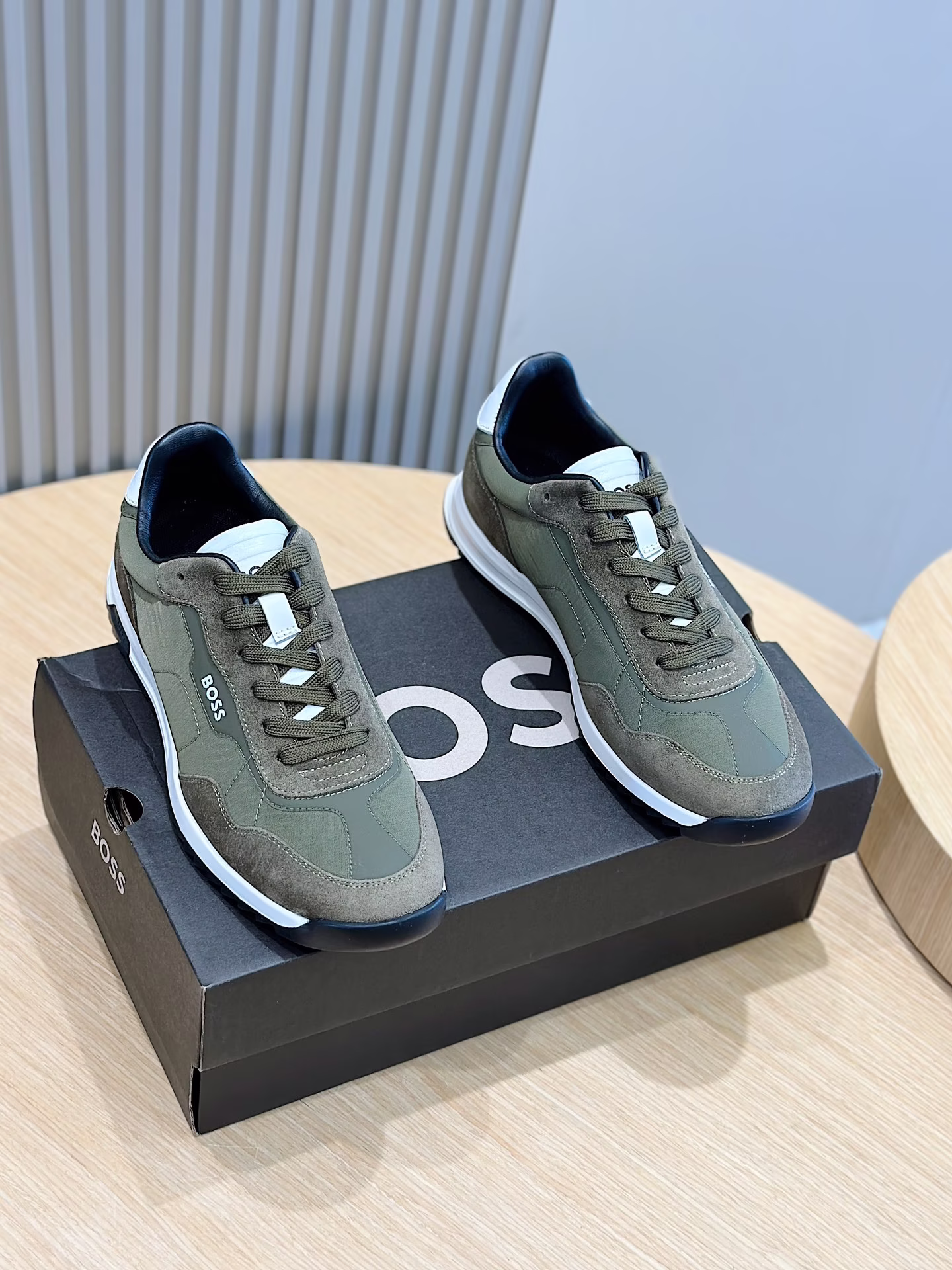 Boss Boss Men's Suede SneakerFreedom of ExpressionBreaking FreeWhat piece can conquer the modern city street? These suede-embellished textured fabric lace-up sneakers come out of nowhere with a simple, sharp, stylish design equipped with incoherent functionalityImported suede with textured fabricCowhide leather liningRubber outsoleSize:39-44 (38.45 made to order)P720-High-fashion factory