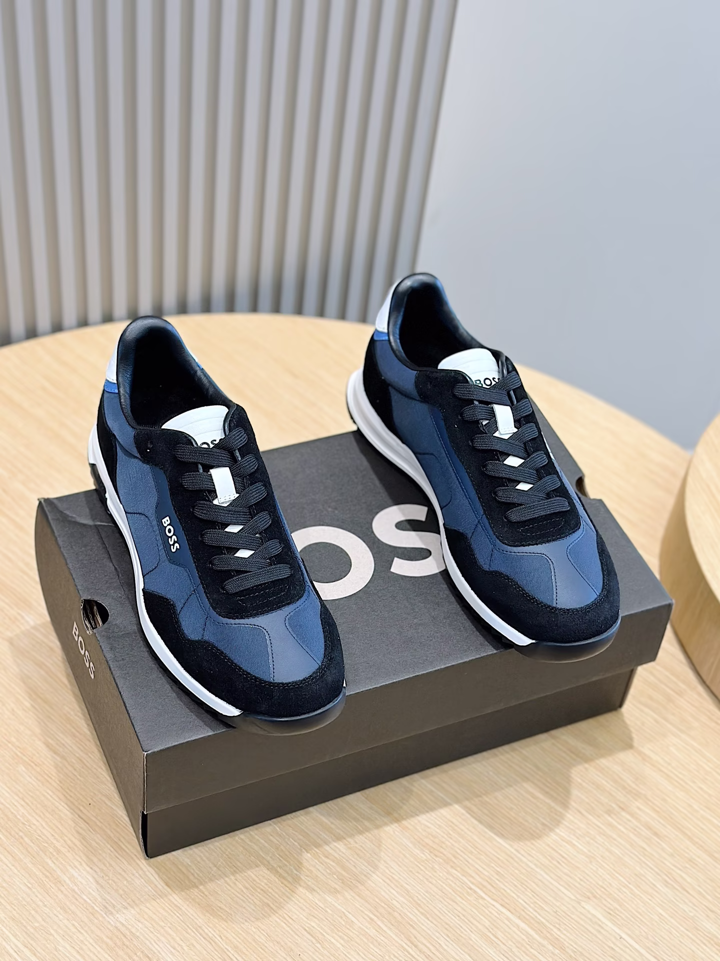 Boss Boss Men's Suede SneakerFreedom of ExpressionBreaking FreeWhat piece can conquer the modern city street? These suede-embellished textured fabric lace-up sneakers come out of nowhere with a simple, sharp, stylish design equipped with incoherent functionalityImported suede with textured fabricCowhide leather liningRubber outsoleSize:39-44 (38.45 made to order)P720-High-fashion factory