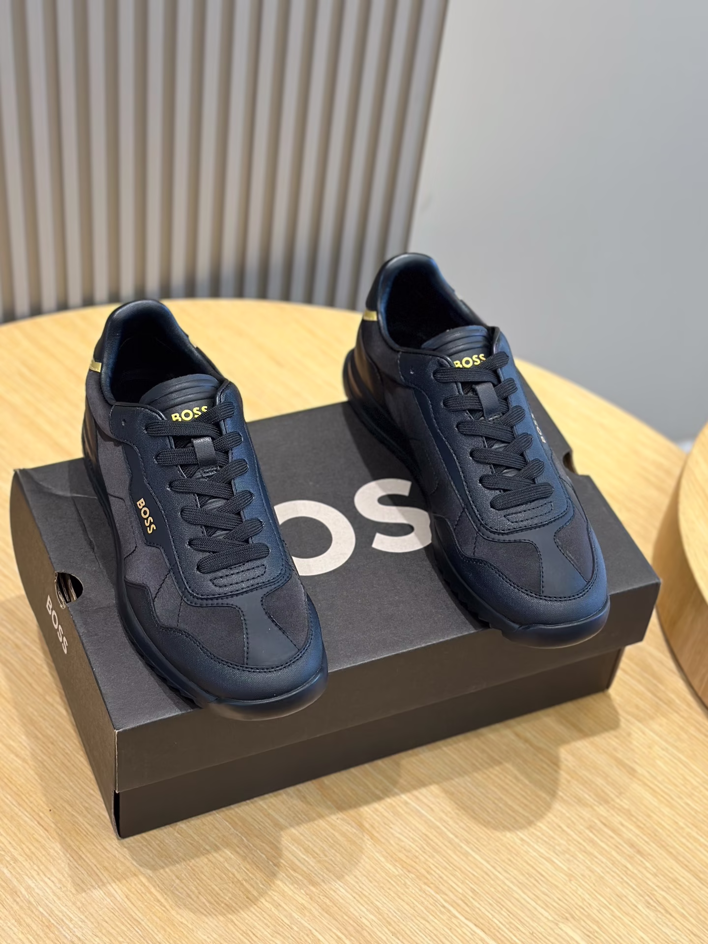 Boss Boss Men's Suede SneakerFreedom of ExpressionBreaking FreeWhat piece can conquer the modern city street? These suede-embellished textured fabric lace-up sneakers come out of nowhere with a simple, sharp, stylish design equipped with incoherent functionalityImported suede with textured fabricCowhide leather liningRubber outsoleSize:39-44 (38.45 made to order)P720-High-fashion factory