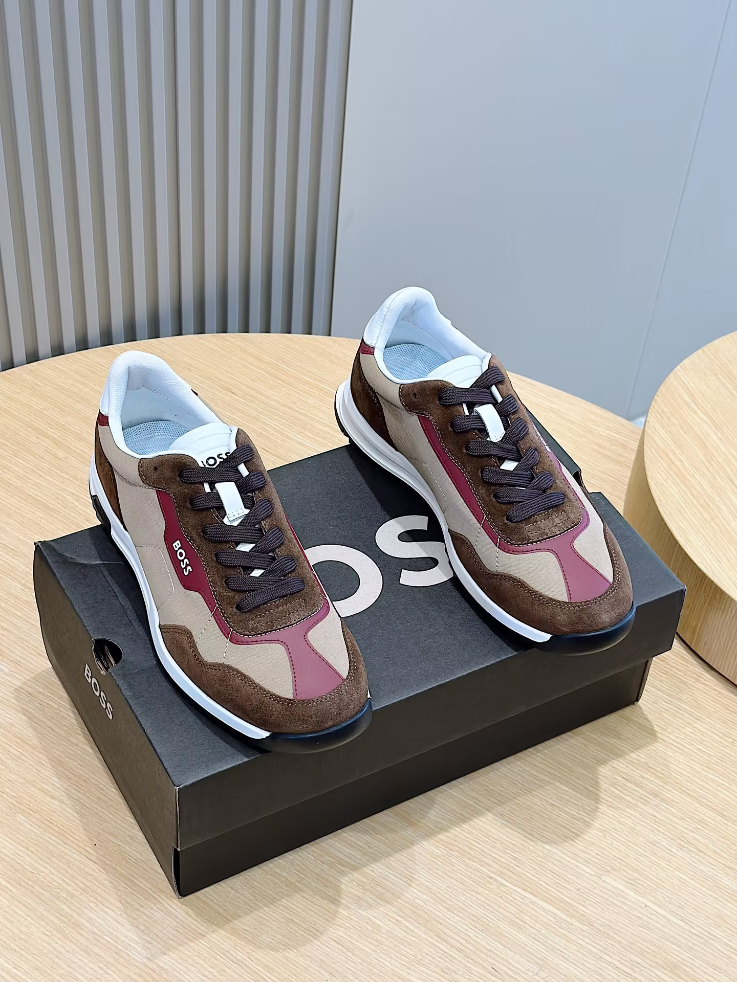 Boss Boss Men's Suede SneakerFreedom of ExpressionBreaking FreeWhat piece can conquer the modern city street? These suede-embellished textured fabric lace-up sneakers come out of nowhere with a simple, sharp, stylish design equipped with incoherent functionalityImported suede with textured fabricCowhide leather liningRubber outsoleSize:39-44 (38.45 made to order)P720-High-fashion factory
