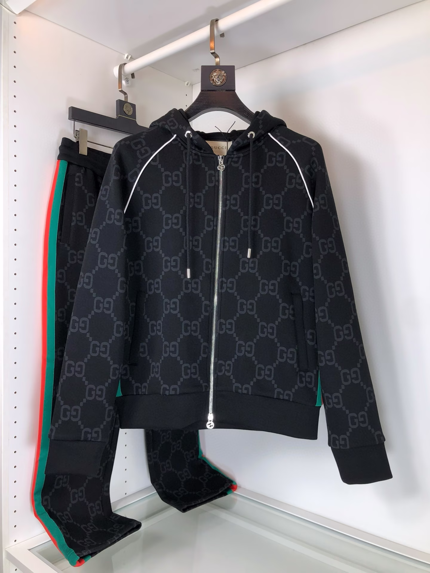 P1060 Gucci古驰 2024早秋新款套装  高品质 贸易公司渠道订单海外精品独家限定发售经典即永恒入手绝对值的！这种类型的套装也是懒人必备的一套不用想怎么搭配直接一套轻松搞定！客供定制面料触感顺滑却又挺括有型上身质感十足！ 整体简洁大方而不失格调上身感极强绝对走在时尚最前端穿着非常舒适裤型款式和裁剪亦无需多言上身精致跃然真正殿堂级的休闲卫裤无论是运动还是休闲时候都能胜任各种场合不拆卖 尺码：M—XXXL-高仿包包