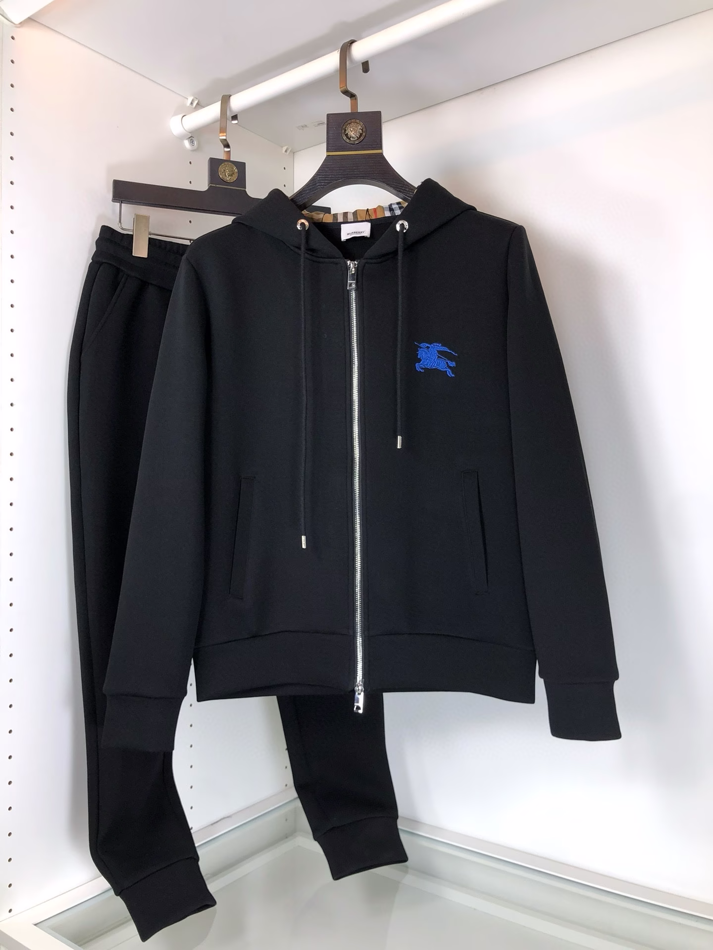 P1060 Burberry博柏利 2024早秋新款套装  高品质贸易公司渠道订单海外精品独家限定发售经典即永恒入手绝对值的！这种类型的套装也是懒人必备的一套不用想怎么搭配直接一套轻松搞定！客供定制面料触感顺滑却又挺括有型上身质感十足！ 整体简洁大方而不失格调上身感极强绝对走在时尚最前端穿着非常舒适裤型款式和裁剪亦无需多言上身精致跃然真正殿堂级的休闲卫裤无论是运动还是休闲时候都能胜任各种场合不拆卖 尺码：M—XXXL-高仿包包