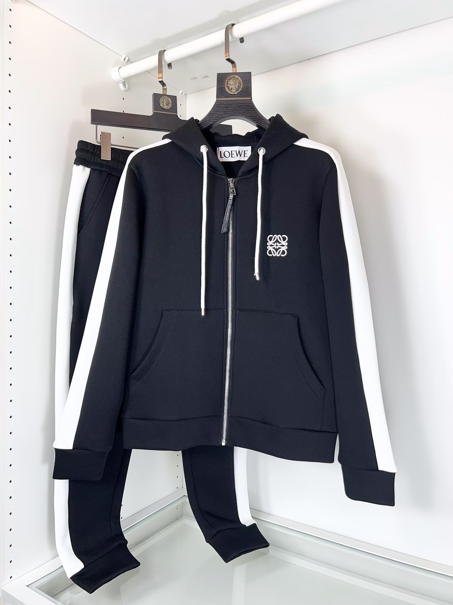 P1060 Loewe罗意威 2024早秋新款休闲套装！细节精致高级品牌logo刺绣高级感满满定织撞色螺纹更显年轻活力定制高端面料上身挺括有型舒适不紧绷定制金属logo拉链非常有档次定织螺纹无色差不变形干净利落的剪裁都市风十足穿上心情就好高端潮流时尚人士首选上身效果超级好看！码数：M-3XL（一套出不拆卖）-高仿包包