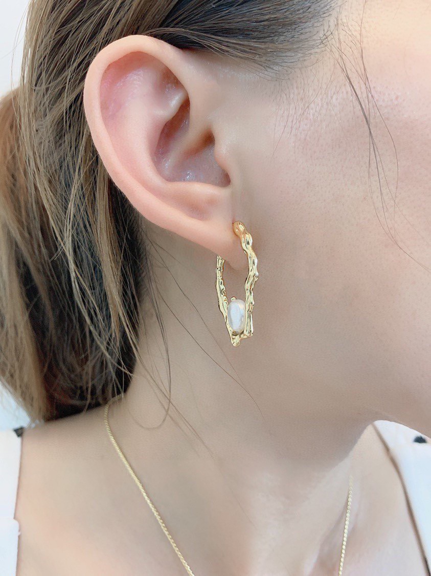 1311820130 P150 Celine Celine Earrings The brand has always been synonymous with excellence and exquisite fashion CÉLINE from France, under the leadership of Ms. Phoebe Philo, Creative Director of Design, with sharp silhouettes, luxurious materials, clever use of color, precision tailoring and exquisite craftsmanship, to create a minimalist and modern, artistic modern...