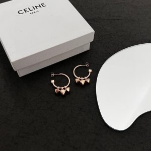  P150 Celine 赛琳 耳钉 品牌一直是卓越品质和精致时尚的代名词来自法国的CÉLINE,在设计创意总监Phoebe Philo女士引领下,以利落廓形,奢华材质,巧妙用色,精确剪裁和精湛工艺,倾力打造极简现代,艺术摩登-高仿包包