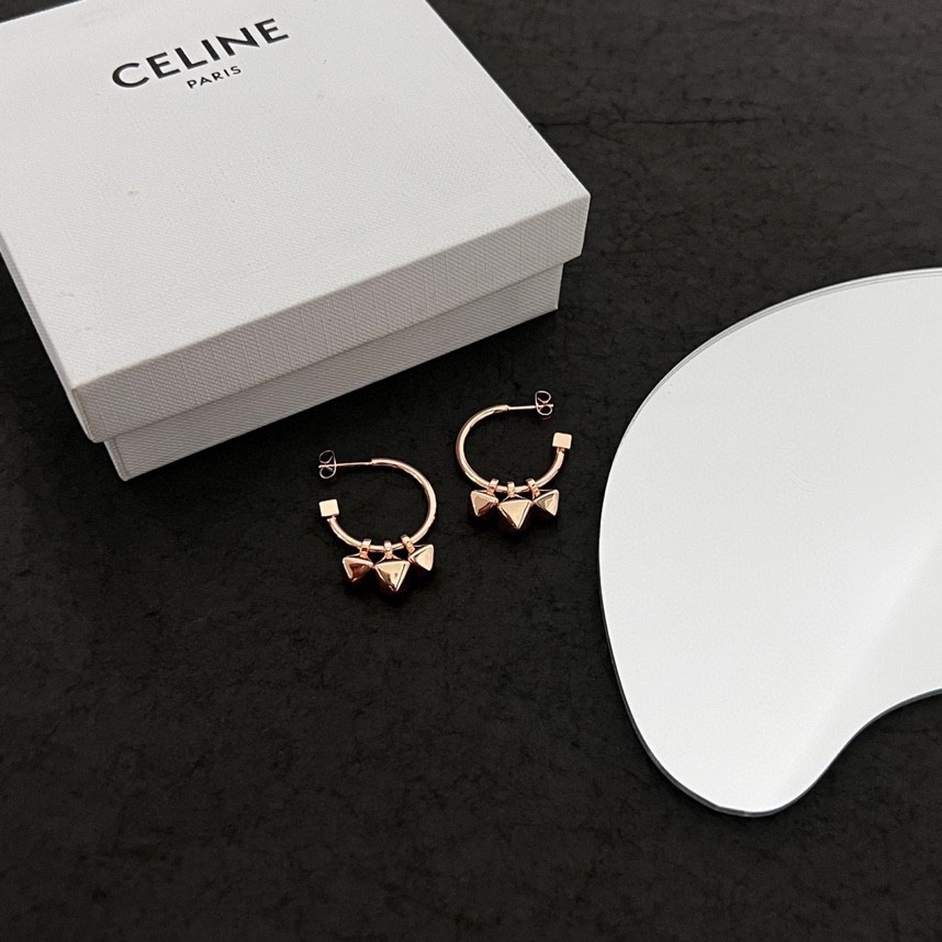 1311820130 P150 Celine Celine Earrings The brand has always been synonymous with excellence and exquisite fashion CÉLINE from France, under the leadership of Ms. Phoebe Philo, Creative Director of Design, with sharp silhouettes, luxurious materials, clever use of color, precision tailoring and exquisite craftsmanship, to create a minimalist and modern, artistic modern...