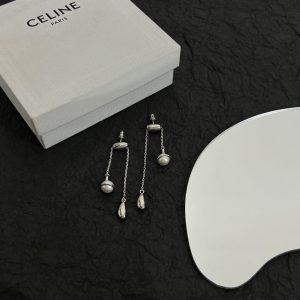  P150 Celine 赛琳 耳钉 一直是简约时尚界的标杆大胆的设计 百看不厌搭配起来更Fashion ✨✨-高仿包包