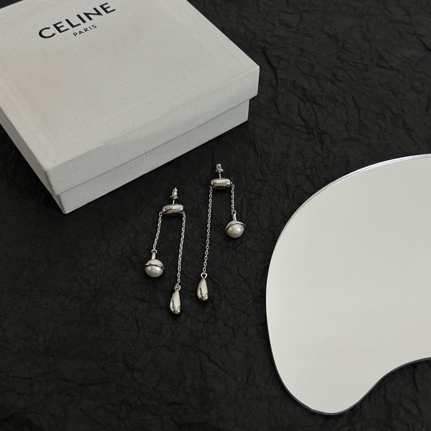 P150 Celine Celine earrings has always been the benchmark of simple fashion industry bold design never tires of matching up more Fashion ✨✨✨-High Faux Bags
