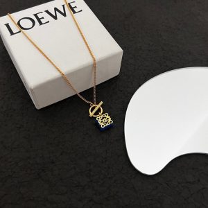 1311820150 P170 新款L0EWE 罗意威 项链Anagram缠丝立体吊坠以及一个带有LOEWE雕花菱形扣的圈形搭扣精致耐看金属感一致ZP黄铜材质细节完美复刻标配给你们啥标配😎😎 这款非常适合日常任何穿搭👍🏻👍🏻-高仿包包