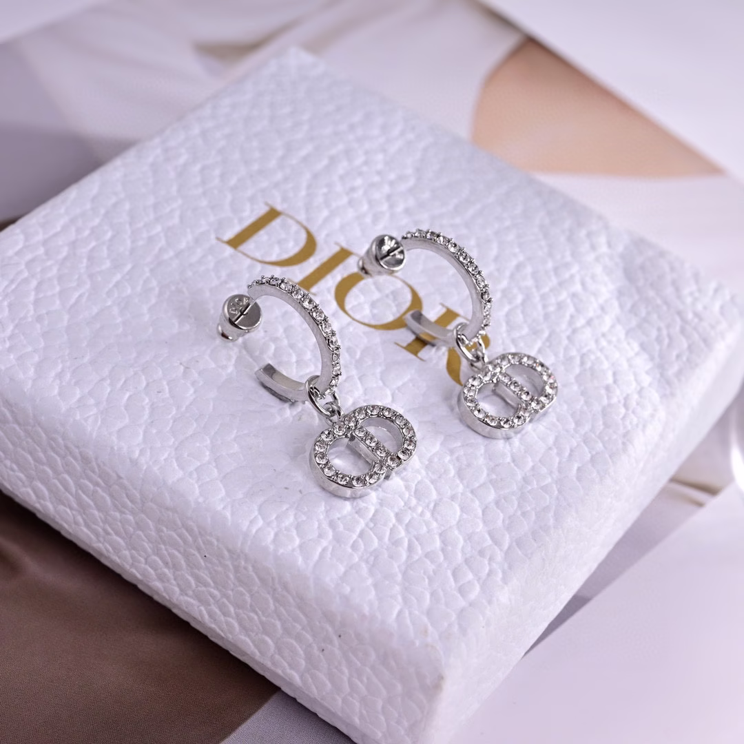 P90 迪奥新款👼一线大牌都爱的Dior·迪奥 新品CD耳钉 金属质感逆袭版CD字母潮范儿抢风头  完全胜任现代年轻人街拍、度假时尚搭成为夏日最炙手的时髦单品...-高仿包包