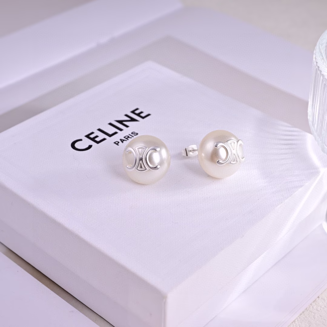 P80 Celine❤️新品 简单时尚🌟专柜一致 火爆款出货 设计独特 前卫 美女必备款！-高仿包包