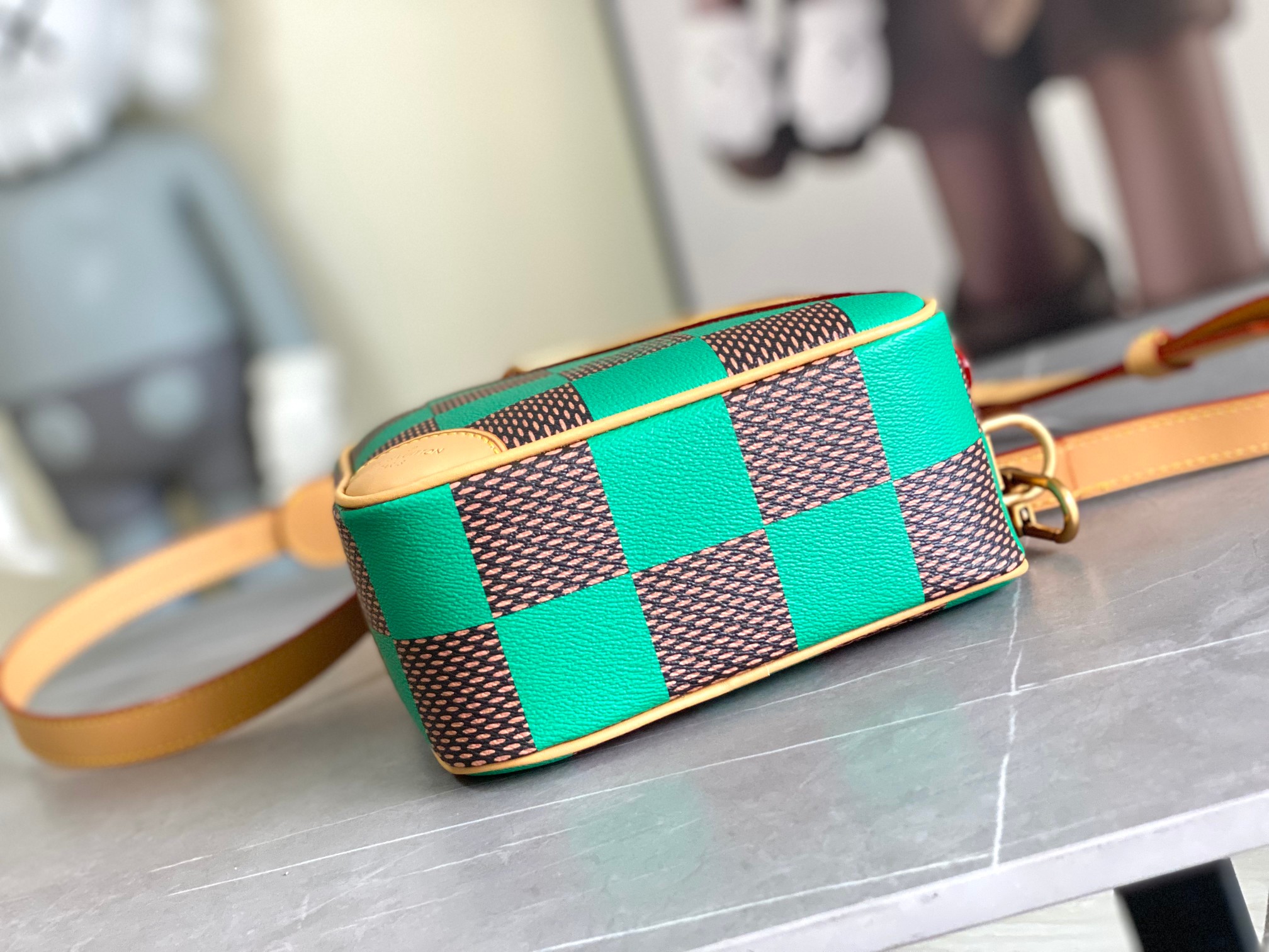P880 N40548 Orange N40561 Red N40547 Blue N40563 Green N402024 Spring/Summer Men's Collection Ad Campaign Launches Spring/Summer 2024 Men's Collection Ad Campaign Created by Men's Creative Director, Pharrell Williams, the collection uses the sun as the main design theme throughout the collection, with elements of graphic light, warm tones and the use of colorful Damier motifs. In this collection, Pharrell brings the classic Damier checkerboard pattern to life in primary colors, reinterpreting this iconic element of the brand in a variety of ways. The colorful Damier pattern is presented in a variety of pieces through different processes.