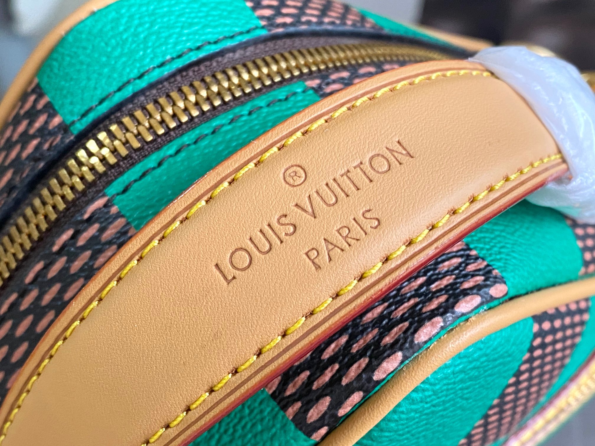 P880 N40548 Orange N40561 Red N40547 Blue N40563 Green N402024 Spring/Summer Men's Collection Ad Campaign Launches Spring/Summer 2024 Men's Collection Ad Campaign Created by Men's Creative Director, Pharrell Williams, the collection uses the sun as the main design theme throughout the collection, with elements of graphic light, warm tones and the use of colorful Damier motifs. In this collection, Pharrell brings the classic Damier checkerboard pattern to life in primary colors, reinterpreting this iconic element of the brand in a variety of ways. The colorful Damier pattern is presented in a variety of pieces through different processes.
