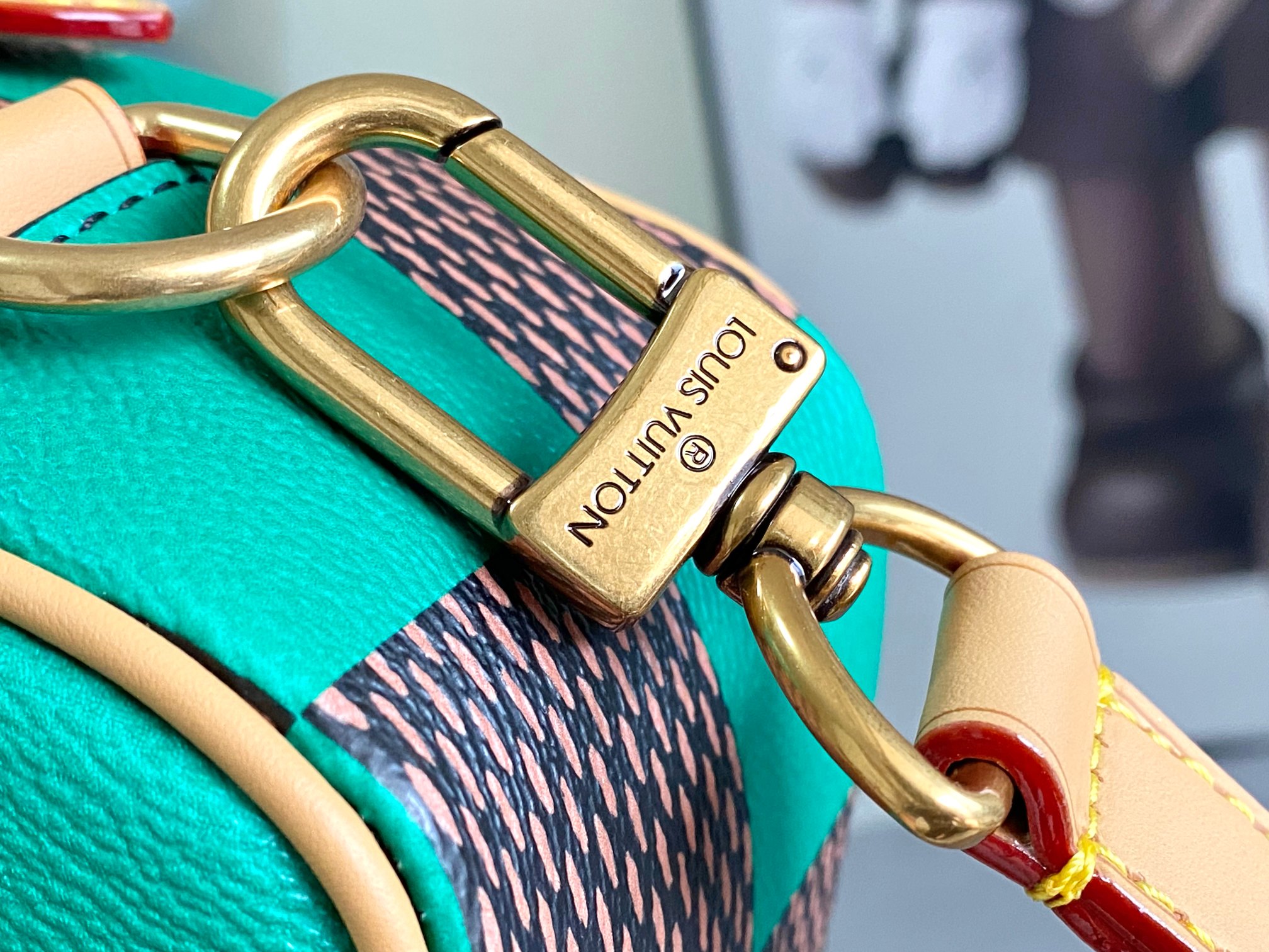 P880 N40548 Orange N40561 Red N40547 Blue N40563 Green N402024 Spring/Summer Men's Collection Ad Campaign Launches Spring/Summer 2024 Men's Collection Ad Campaign Created by Men's Creative Director, Pharrell Williams, the collection uses the sun as the main design theme throughout the collection, with elements of graphic light, warm tones and the use of colorful Damier motifs. In this collection, Pharrell brings the classic Damier checkerboard pattern to life in primary colors, reinterpreting this iconic element of the brand in a variety of ways. The colorful Damier pattern is presented in a variety of pieces through different processes.