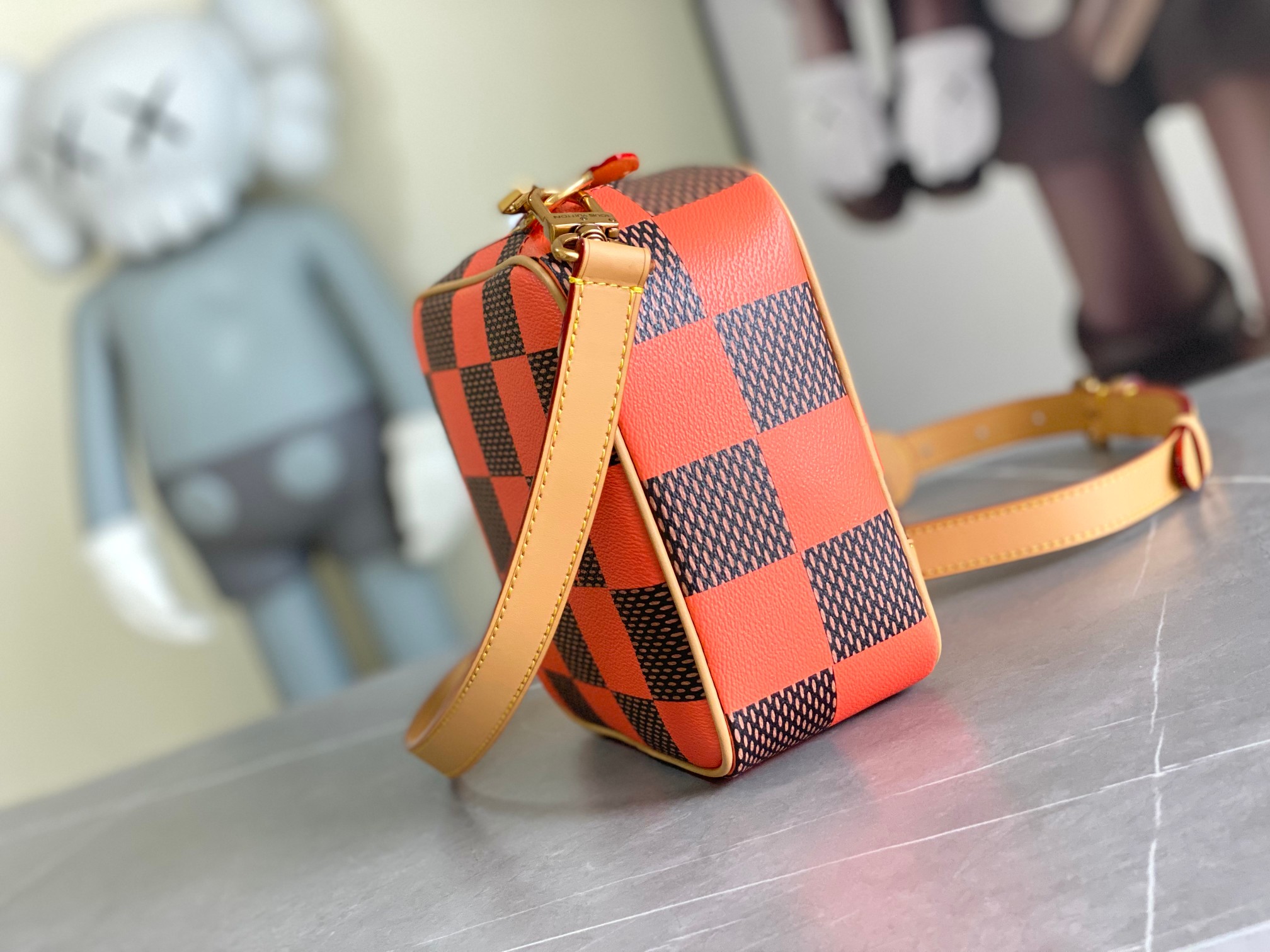 P880 N40548 Orange N40561 Red N40547 Blue N40563 Green N40562 Yellow Lv Square Bag Louis Vuitton Men's Spring/Summer 2024 Campaign Louis Vuitton has released a new campaign for its Spring/Summer 2024 Men's Collection, created by men's creative director Pharrell Williams. Pharrell Williams, Creative Director of Men's Wear, created the collection with the sun as the main design thread running through the collection. The elements are reflected in the light and warm tones of the pattern, which are embellished on the pieces in the collection. In this collection, Pharrell has revitalized the classic Damier checkerboard pattern with primary colors, and has reinterpreted this iconic element of the brand in many different ways. The colorful Damier pattern is presented in a wide range of pieces with different techniques.