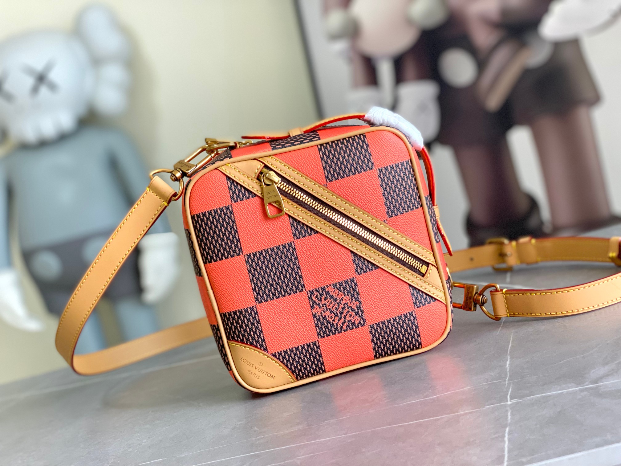 P880 N40548 Orange N40561 Red N40547 Blue N40563 Green N40562 Yellow Lv Square Bag Louis Vuitton Men's Spring/Summer 2024 Campaign Louis Vuitton has released a new campaign for its Spring/Summer 2024 Men's Collection, created by men's creative director Pharrell Williams. Pharrell Williams, Creative Director of Men's Wear, created the collection with the sun as the main design thread running through the collection. The elements are reflected in the light and warm tones of the pattern, which are embellished on the pieces in the collection. In this collection, Pharrell has revitalized the classic Damier checkerboard pattern with primary colors, and has reinterpreted this iconic element of the brand in many different ways. The colorful Damier pattern is presented in a wide range of pieces with different techniques.