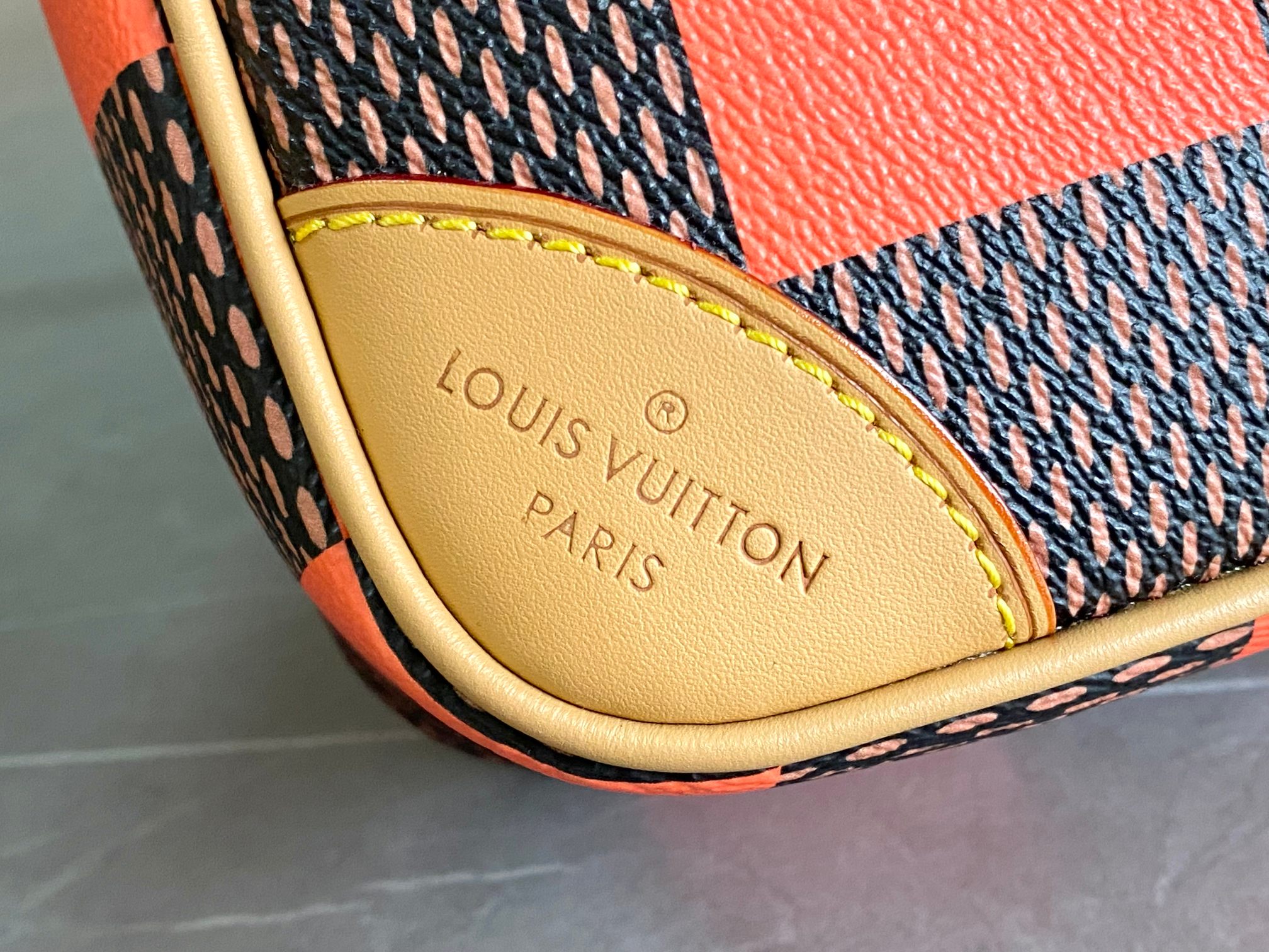 P880 N40548 Orange N40561 Red N40547 Blue N40563 Green N40562 Yellow Lv Square Bag Louis Vuitton Men's Spring/Summer 2024 Campaign Louis Vuitton has released a new campaign for its Spring/Summer 2024 Men's Collection, created by men's creative director Pharrell Williams. Pharrell Williams, Creative Director of Men's Wear, created the collection with the sun as the main design thread running through the collection. The elements are reflected in the light and warm tones of the pattern, which are embellished on the pieces in the collection. In this collection, Pharrell has revitalized the classic Damier checkerboard pattern with primary colors, and has reinterpreted this iconic element of the brand in many different ways. The colorful Damier pattern is presented in a wide range of pieces with different techniques.