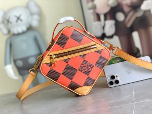 P880 N40548 Orange N40561 Red N40547 Blue N40563 Green N40562 Yellow Lv Square Bag Louis Vuitton Men's Spring/Summer 2024 Campaign Louis Vuitton has released a new campaign for its Spring/Summer 2024 Men's Collection, created by men's creative director Pharrell Williams. Pharrell Williams, Creative Director of Men's Wear, created the collection with the sun as the main design thread running through the collection. The elements are reflected in the light and warm tones of the pattern, which are embellished on the pieces in the collection. In this collection, Pharrell has revitalized the classic Damier checkerboard pattern with primary colors, and has reinterpreted this iconic element of the brand in many different ways. The colorful Damier pattern is presented in a wide range of pieces with different techniques.