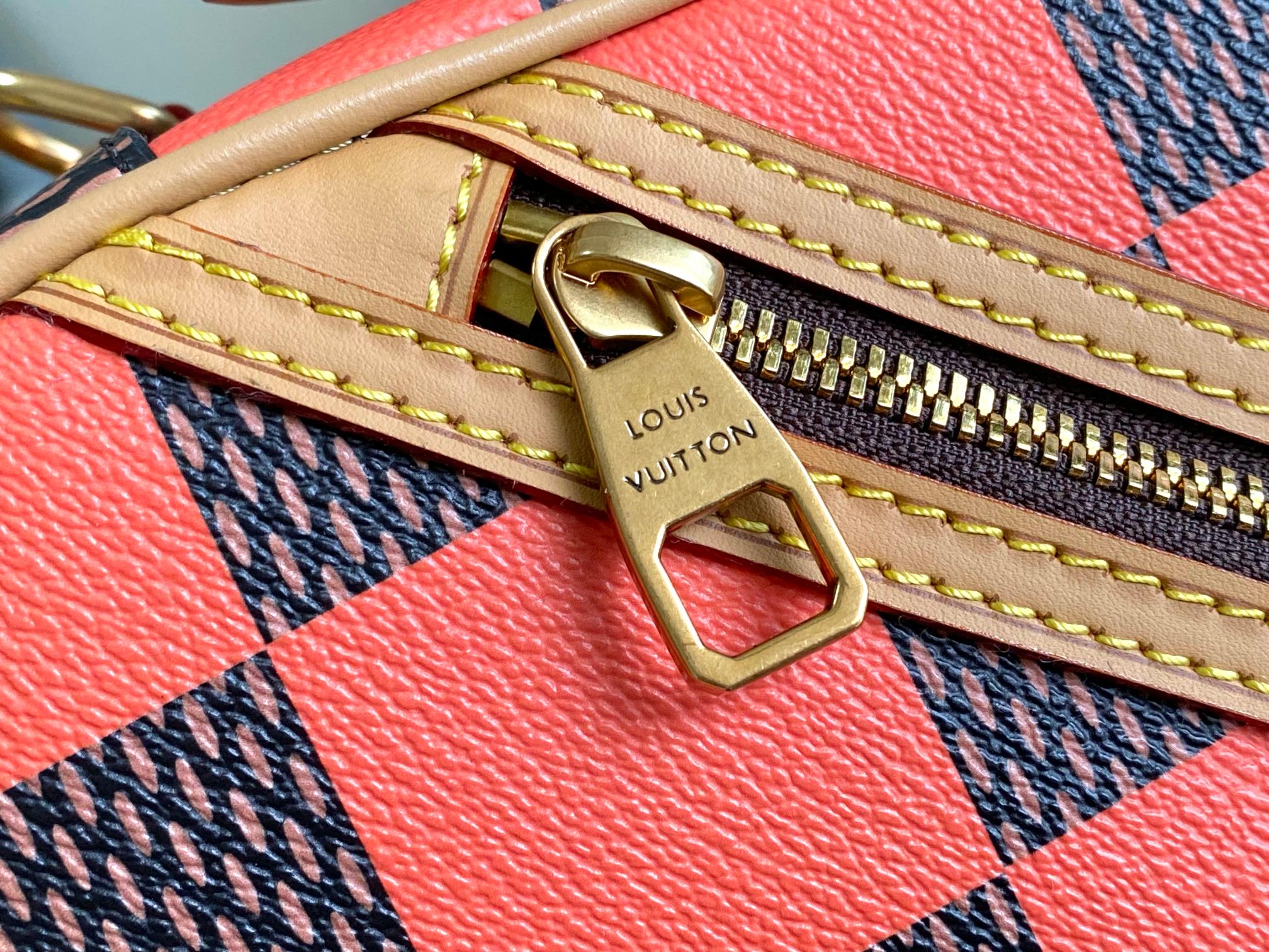 P880 N40548 Orange N40561 Red N40547 Blue N40563 Green N40562 Yellow Lv Square Bag Louis Vuitton Men's Spring/Summer 2024 Campaign Louis Vuitton has released a new campaign for its Spring/Summer 2024 Men's Collection, created by men's creative director Pharrell Williams. Pharrell Williams, Creative Director of Men's Wear, created the collection with the sun as the main design thread running through the collection. The elements are reflected in the light and warm tones of the pattern, which are embellished on the pieces in the collection. In this collection, Pharrell has revitalized the classic Damier checkerboard pattern with primary colors, and has reinterpreted this iconic element of the brand in many different ways. The colorful Damier pattern is presented in a wide range of pieces with different techniques.