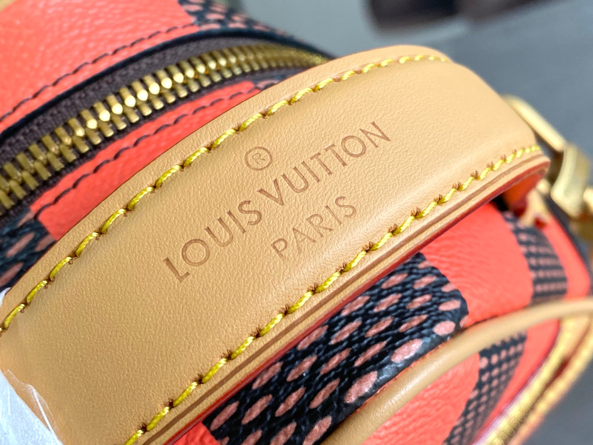 P880 N40548 Orange N40561 Red N40547 Blue N40563 Green N40562 Yellow Lv Square Bag Louis Vuitton Men's Spring/Summer 2024 Campaign Louis Vuitton has released a new campaign for its Spring/Summer 2024 Men's Collection, created by men's creative director Pharrell Williams. Pharrell Williams, Creative Director of Men's Wear, created the collection with the sun as the main design thread running through the collection. The elements are reflected in the light and warm tones of the pattern, which are embellished on the pieces in the collection. In this collection, Pharrell has revitalized the classic Damier checkerboard pattern with primary colors, and has reinterpreted this iconic element of the brand in many different ways. The colorful Damier pattern is presented in a wide range of pieces with different techniques.