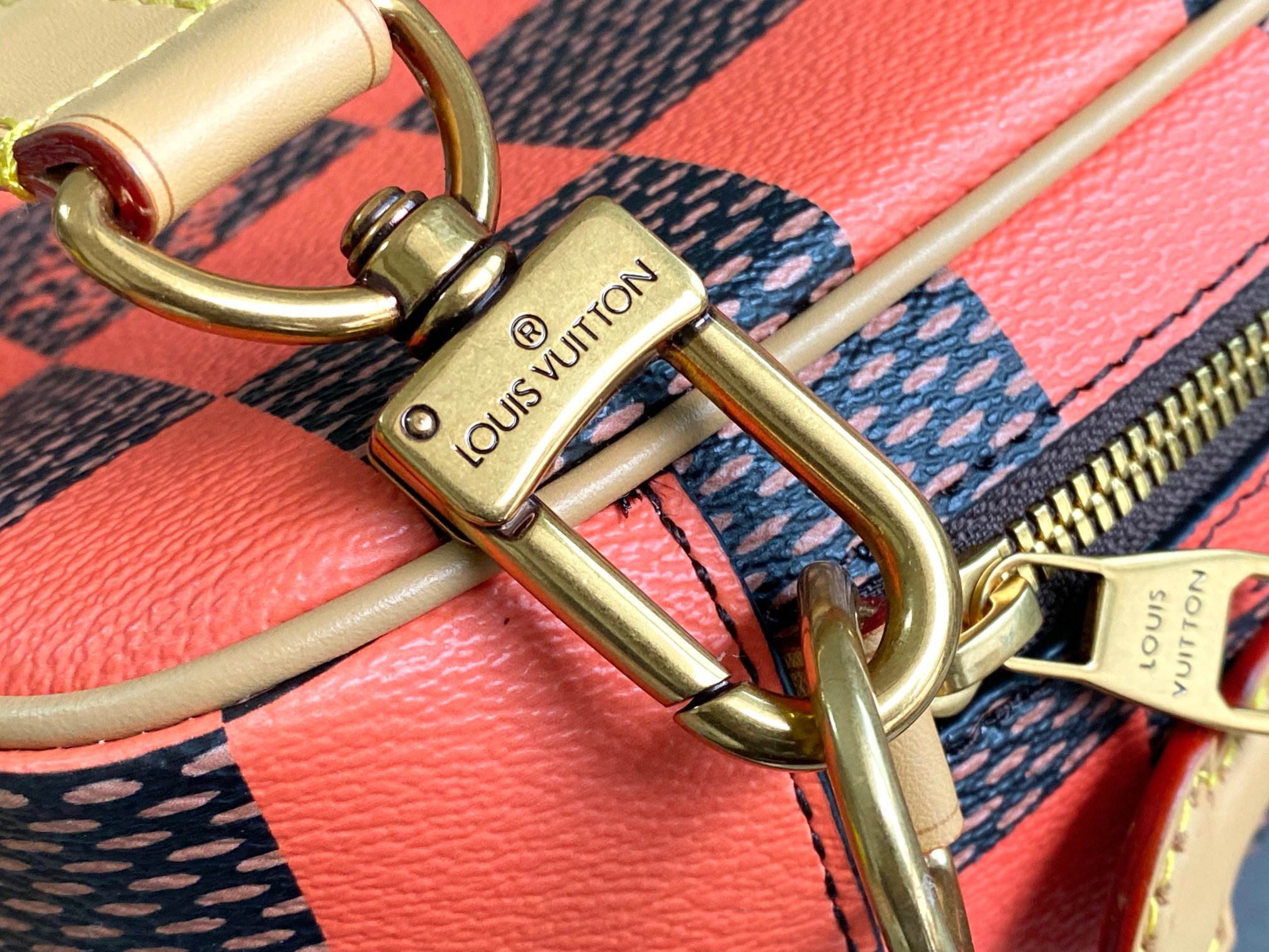 P880 N40548 Orange N40561 Red N40547 Blue N40563 Green N40562 Yellow Lv Square Bag Louis Vuitton Men's Spring/Summer 2024 Campaign Louis Vuitton has released a new campaign for its Spring/Summer 2024 Men's Collection, created by men's creative director Pharrell Williams. Pharrell Williams, Creative Director of Men's Wear, created the collection with the sun as the main design thread running through the collection. The elements are reflected in the light and warm tones of the pattern, which are embellished on the pieces in the collection. In this collection, Pharrell has revitalized the classic Damier checkerboard pattern with primary colors, and has reinterpreted this iconic element of the brand in many different ways. The colorful Damier pattern is presented in a wide range of pieces with different techniques.