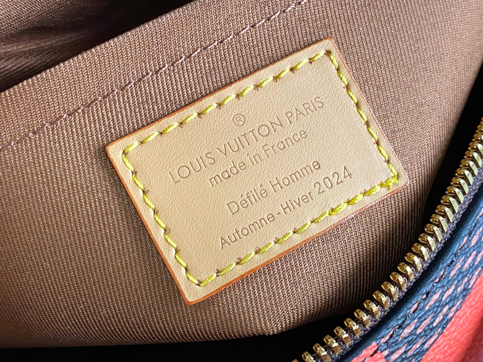 P880 N40548 Orange N40561 Red N40547 Blue N40563 Green N40562 Yellow Lv Square Bag Louis Vuitton Men's Spring/Summer 2024 Campaign Louis Vuitton has released a new campaign for its Spring/Summer 2024 Men's Collection, created by men's creative director Pharrell Williams. Pharrell Williams, Creative Director of Men's Wear, created the collection with the sun as the main design thread running through the collection. The elements are reflected in the light and warm tones of the pattern, which are embellished on the pieces in the collection. In this collection, Pharrell has revitalized the classic Damier checkerboard pattern with primary colors, and has reinterpreted this iconic element of the brand in many different ways. The colorful Damier pattern is presented in a wide range of pieces with different techniques.