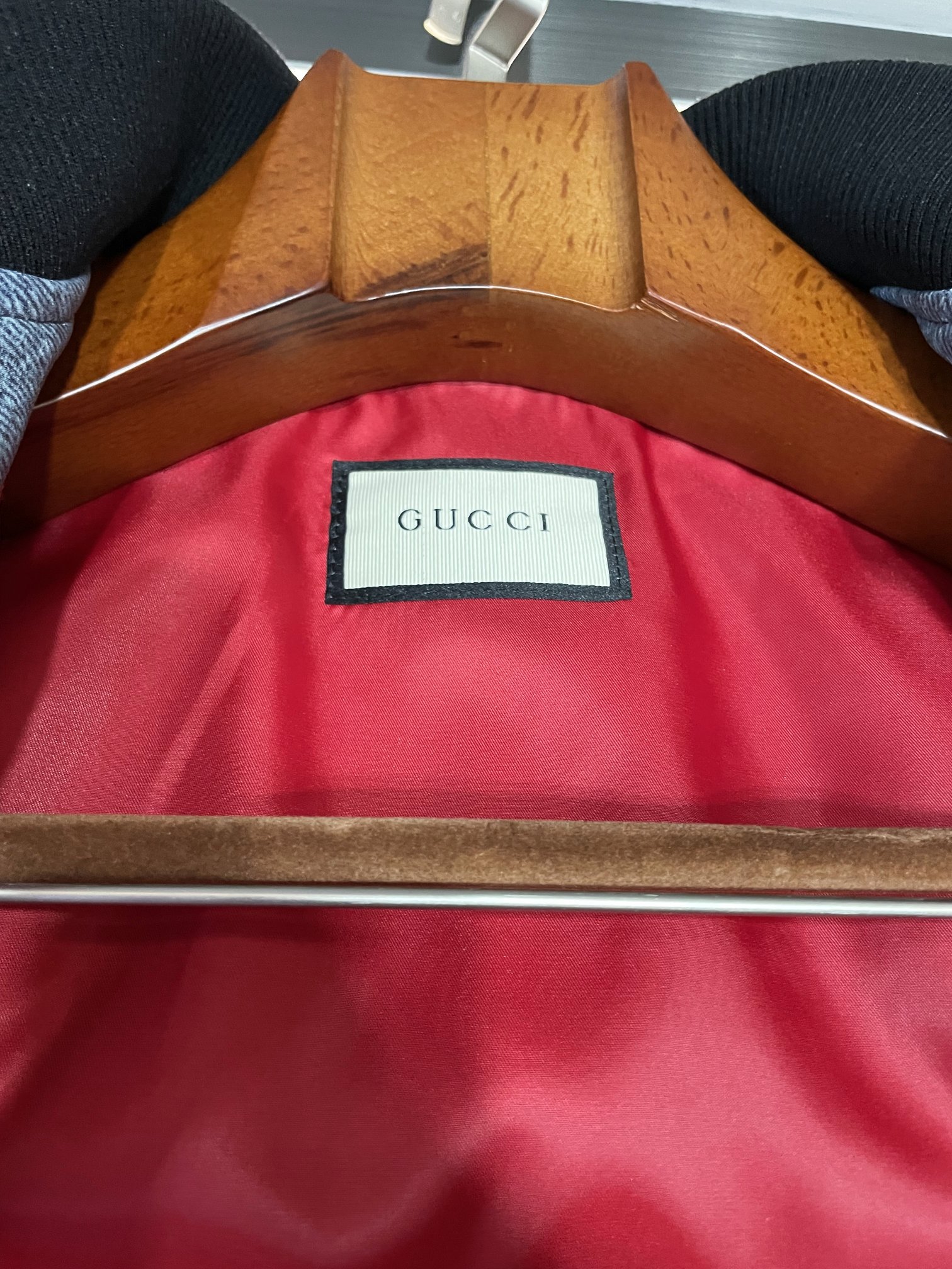 图片[5]-P3600 💥古驰 GUCCI 24 秋冬新款男士羊皮皮衣平铺细节图💥
 

 
✨首先咱来聊聊这材质采用澳洲进口羊皮品质那叫一个卓越羊皮的细腻质感触手生温每一寸都彰显着奢华与品质无论是身子部分的蓝色羊皮还是袖子的白色羊皮两种颜色的碰撞带来强烈的视觉冲击时尚感爆棚😍
 
🎯再看看这胸前的 GUCCI LOGO 绣花精致细腻一针一线都诉说着品牌的魅力与传承它不仅仅是一个标志更是一种时尚态度的彰显💪
 
🌈而红色里布的设计更是画龙点睛之笔在你不经意间翻开衣领或袖口那一抹鲜艳的红色瞬间抓住你的眼球为整个皮衣增添了一份活力与热情🥰
 
💯这款皮衣无论是从设计、材质还是细节处理上都堪称完美它不仅仅是一件衣服更是一件艺术品值得每一位有品味的男士拥有👨
 
💕快来和古驰一起在这个秋冬展现你的独特魅力吧！🎉
 
码数48-56-高仿包包