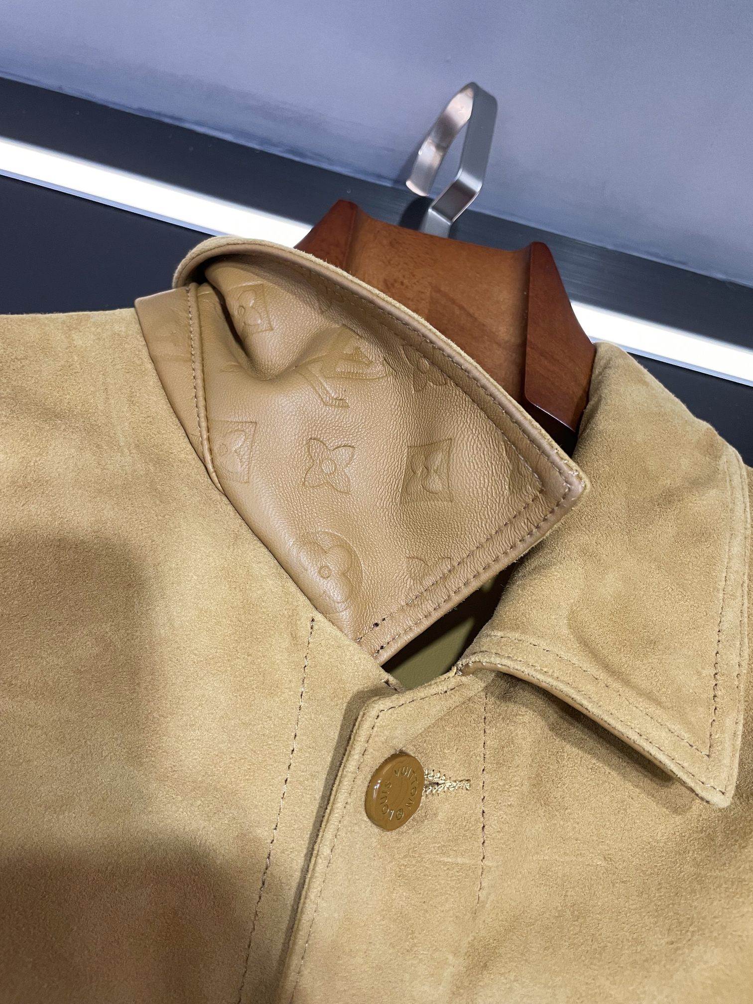 图片[7]-P3900 👔✨LV 24 秋冬新款男士反绒羊皮皮衣平铺细节图😎🔍🔍
 
这款皮衣选用的是澳洲进口的反绒羊皮品质那叫一个绝👍！正面的反绒处理质感十足摸起来超级舒服反面的羊皮覆膜工艺更是一绝光滑细腻触感极佳👏
 
领口下方和下摆内侧还有 LV 经典的五花压花精致又彰显品牌魅力胸前两个揭盖口袋下方吊挂着 LV 铭牌细节之处尽显奢华下方的两个侧插口袋实用又方便😜
 
整体来说这款皮衣无论是材质还是细节设计都无可挑剔穿上它瞬间提升气质让你成为人群中的焦点💯
 
码数46-56-高仿包包