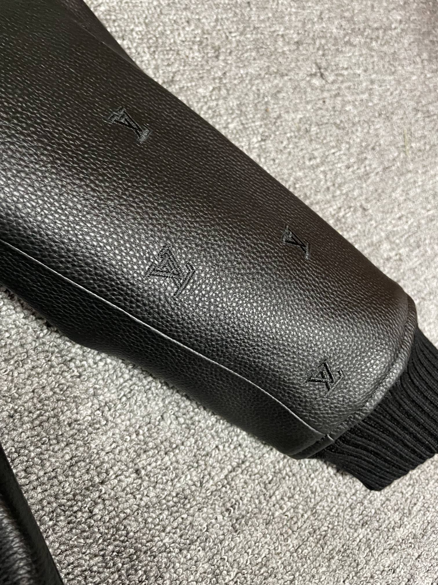图片[6]-P4200 🖤✨LV 24 秋冬新款男士牛皮皮衣一眼沦陷的高级感！✨🖤
 
🎈家人们今天必须给大家分享路易威登这季的神仙新款男士牛皮皮衣😍
 
💼先说这材质西班牙进口头层黑色小牛皮质感无敌上手一摸那细腻的触感瞬间就能感受到品牌的用心与品质👏
 
🌸全身 LV LOGO 绣花精致又大气将品牌的经典与时尚完美融合走在路上绝对是回头率爆表💥
 
🧣水貂毛领设计不仅增添了奢华感还特别保暖在寒冷的秋冬给你满满的温暖与呵护🥰
 
🎯揭盖口袋的设计实用又时尚方便你放置小物品的同时也为整体造型加分不少💯
 
🌟后背的龟背设计更是独具匠心让这件皮衣瞬间与众不同彰显你的独特品味😎
 
💪路易威登一直以来都是时尚界的翘楚这件 24 秋冬新款男士牛皮皮衣更是将品牌的精髓发挥到极致无论是搭配休闲裤还是正装都能轻松驾驭让你在任何场合都散发着自信与魅力✨
 
💕快来和我一起感受这份来自路易威登的时尚魅力吧！🎉
 
码数48-56-高仿包包